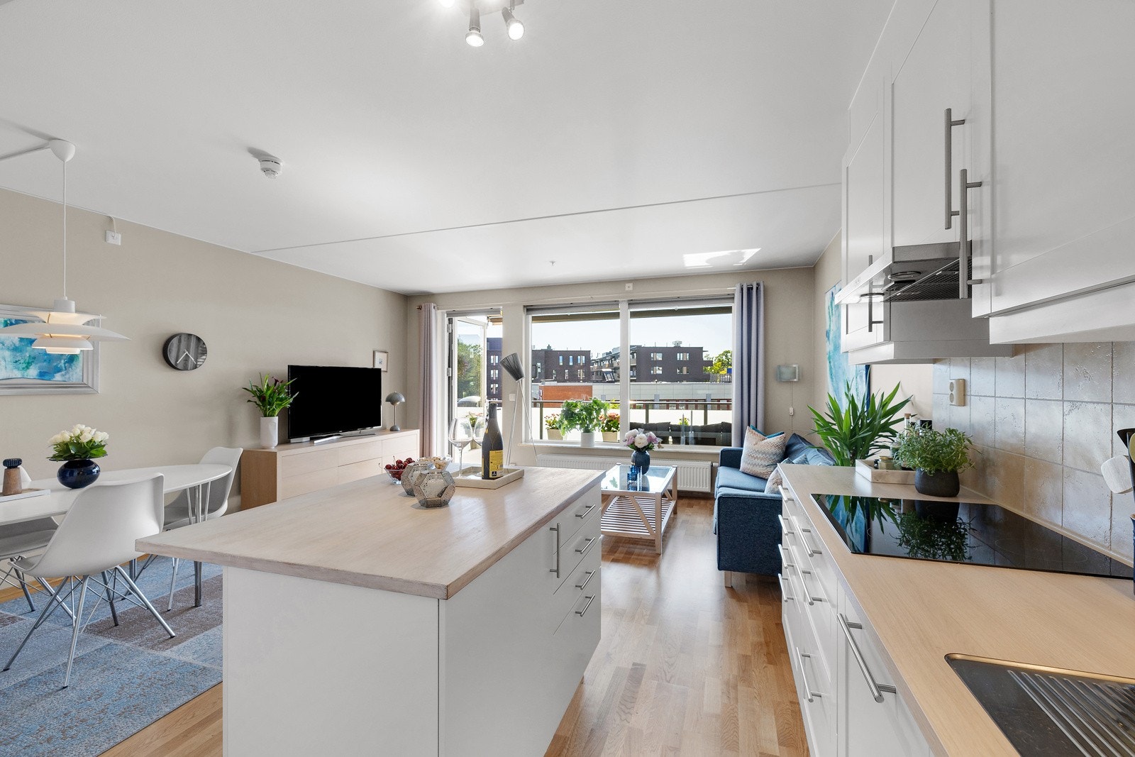 Kjøkkenet er arbeidsvennlig og har rikelig med skap- og benkeplass. Galleribilde