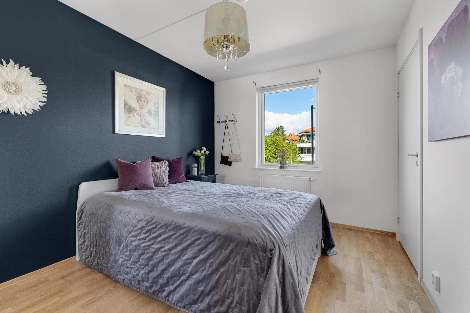 Soverom 1 er romslig og har god plass til dobbeltseng, nattbord og annet ønsket møblement. Galleribilde