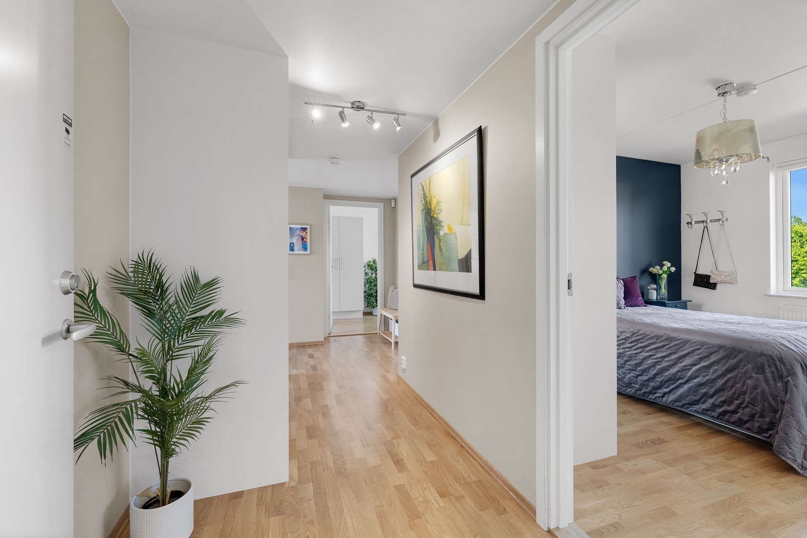 Romslig gang/entré som gir et godt førsteinntrykk av boligen. Galleribilde