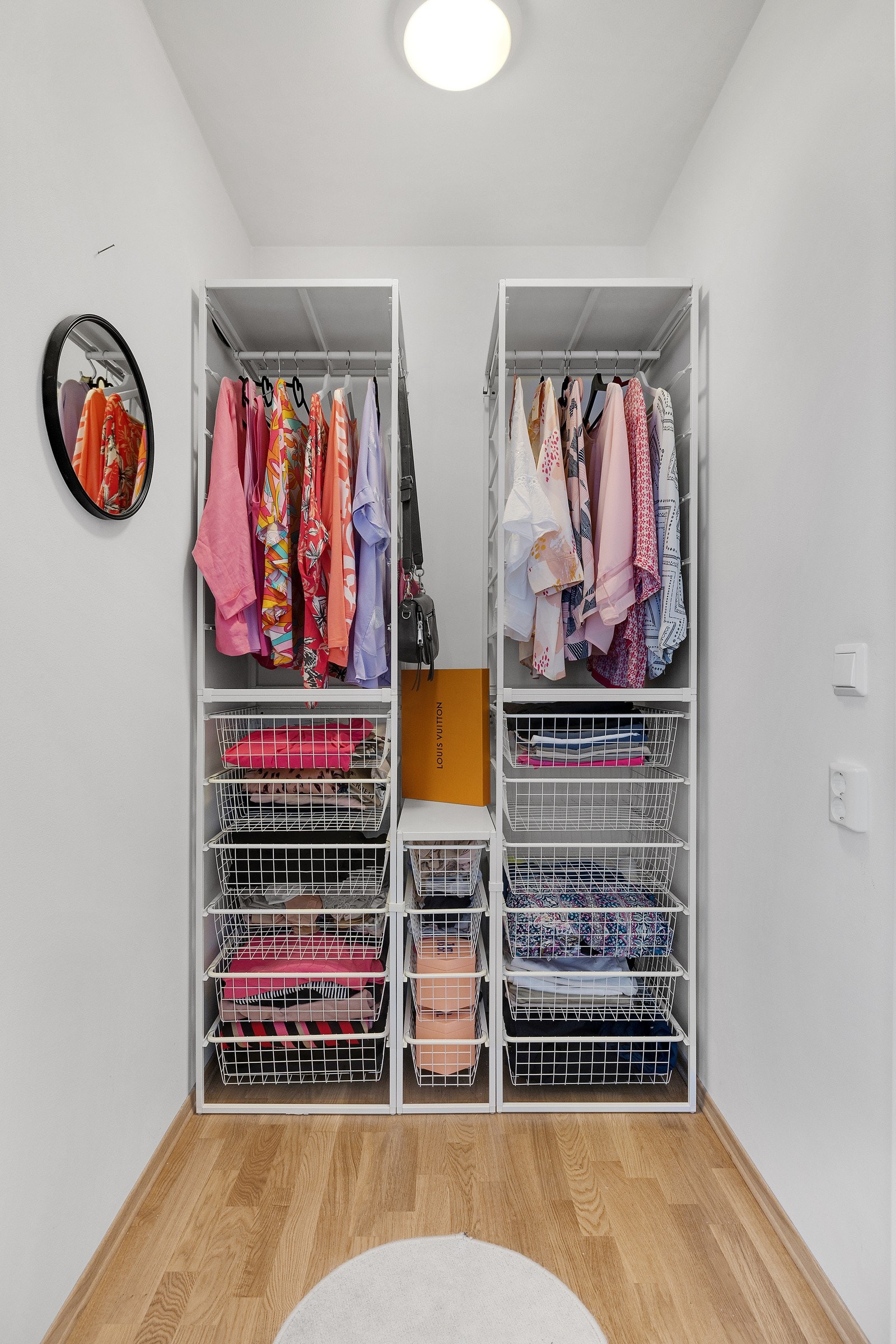 Fra soverom 1 har du i tillegg tilgang til et praktisk omkledningsrom. Perfekt for deg som liker å holde orden og struktur i klesskapet! Galleribilde