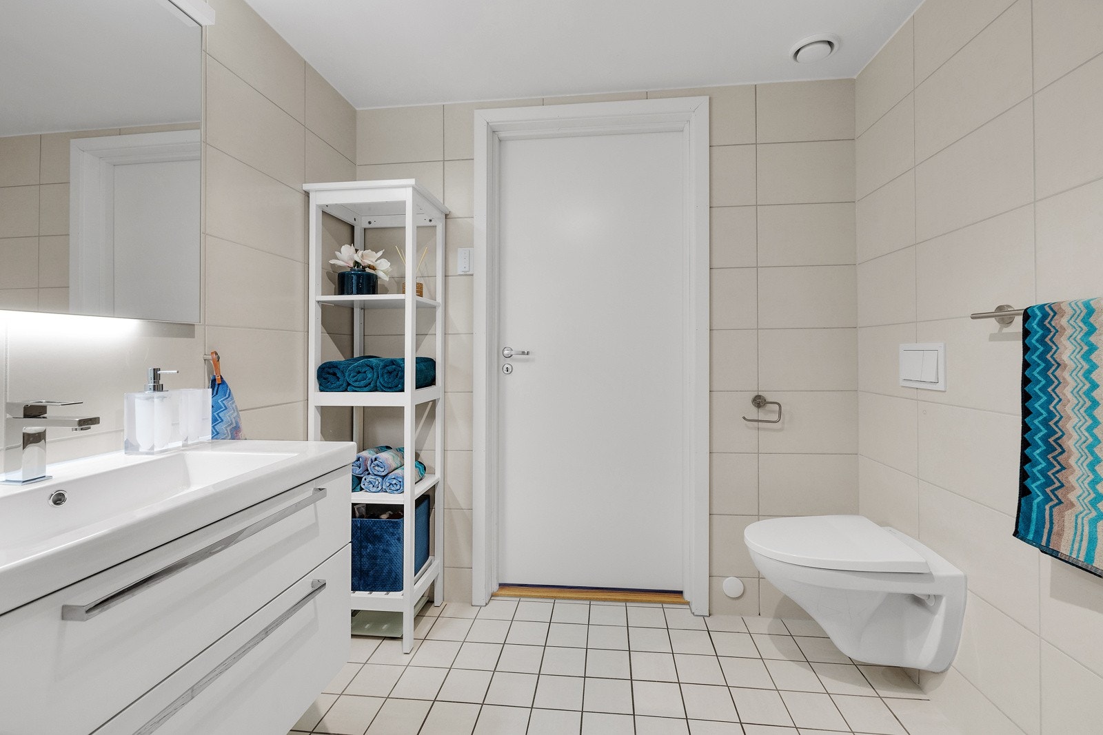 Vegghengt toalett. Det er plass til ytterligere møblement. Galleribilde