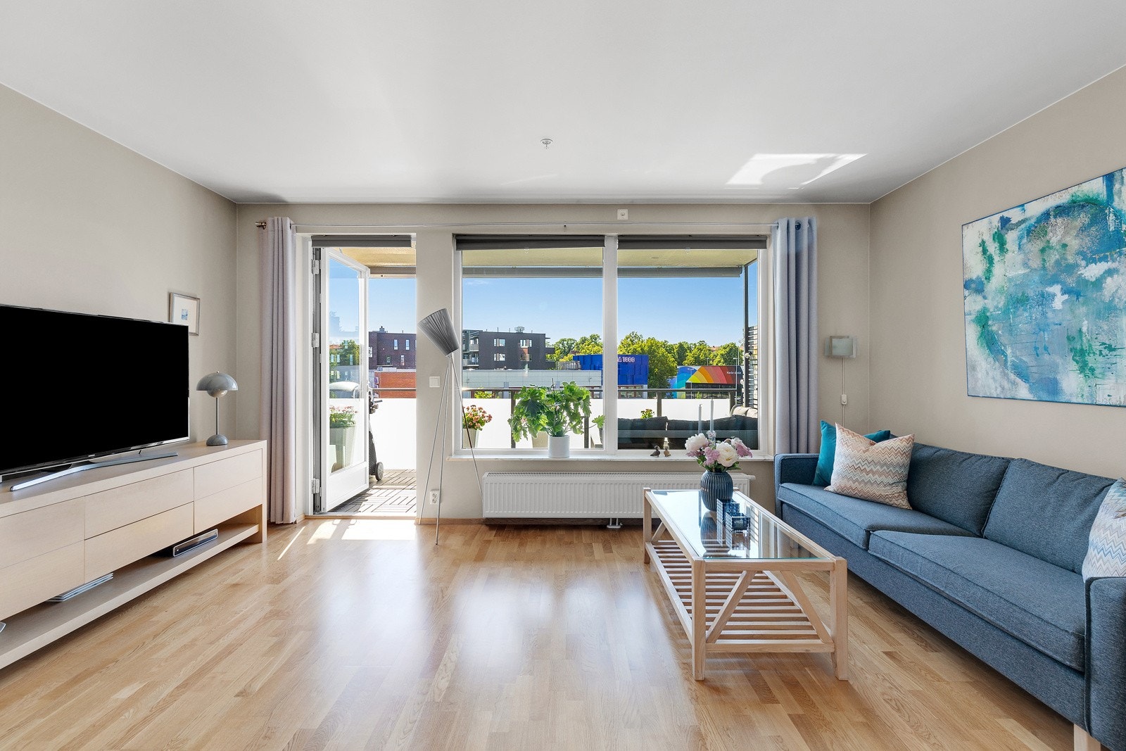 Stor og flott stue med gode innredningsmuligheter. Galleribilde