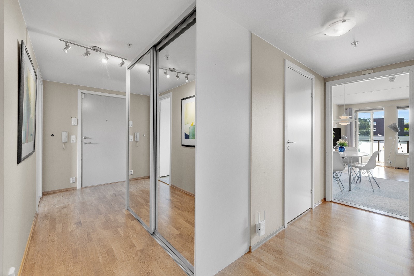 Det er god plass for avheng av yttertøy og sko. Galleribilde