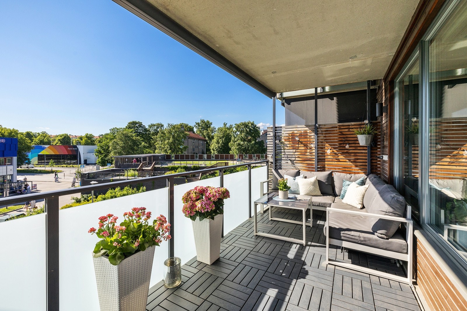 Balkongen er vestvendt og har meget gode solforhold. Galleribilde