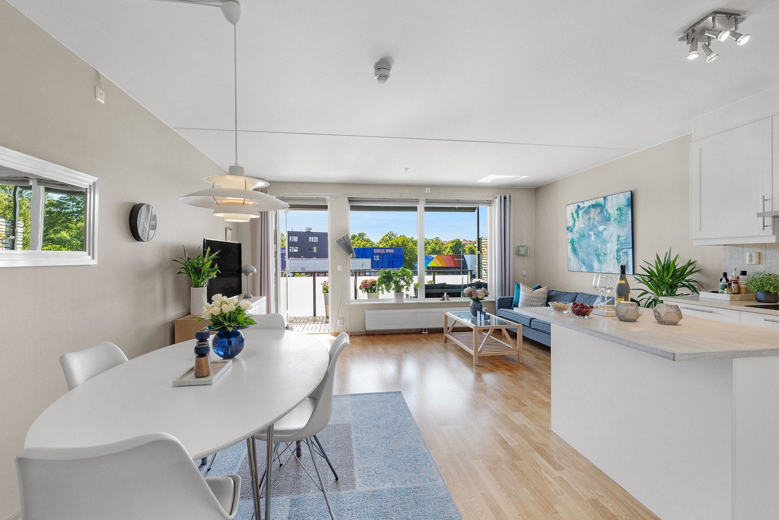 Stuen har store vindusflater som slipper inn rikelig med naturlig lys og skaper en behagelig atmosfære. Galleribilde