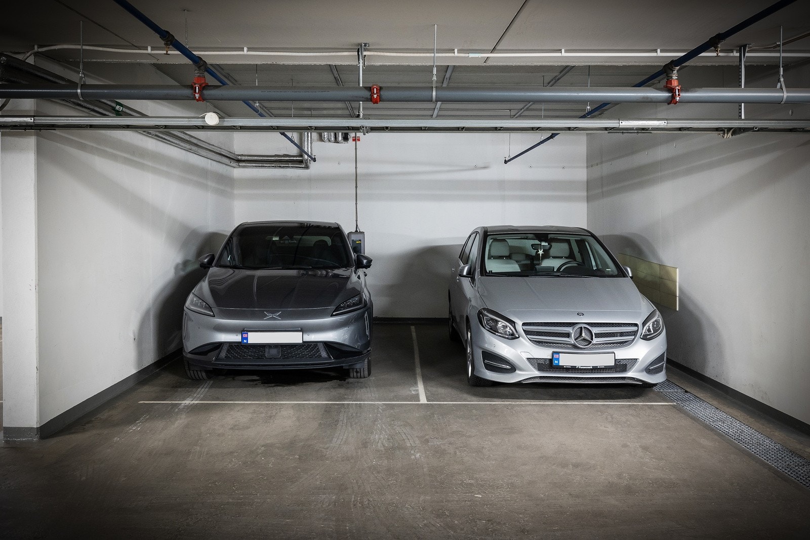 Det medfølger en garasjeplass med el-lader i lukket og oppvarmet kjeller med direkte heisadkomst. Galleribilde