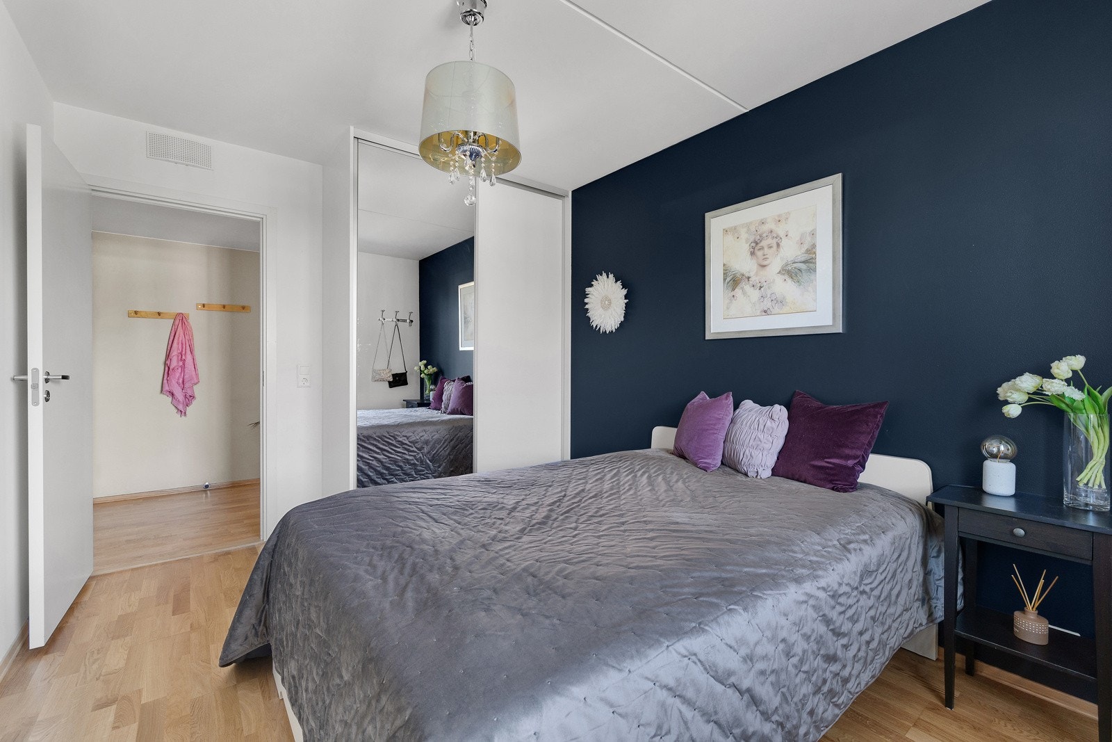 Soverommet er utstyrt med skyvedørsgarderobe. Galleribilde