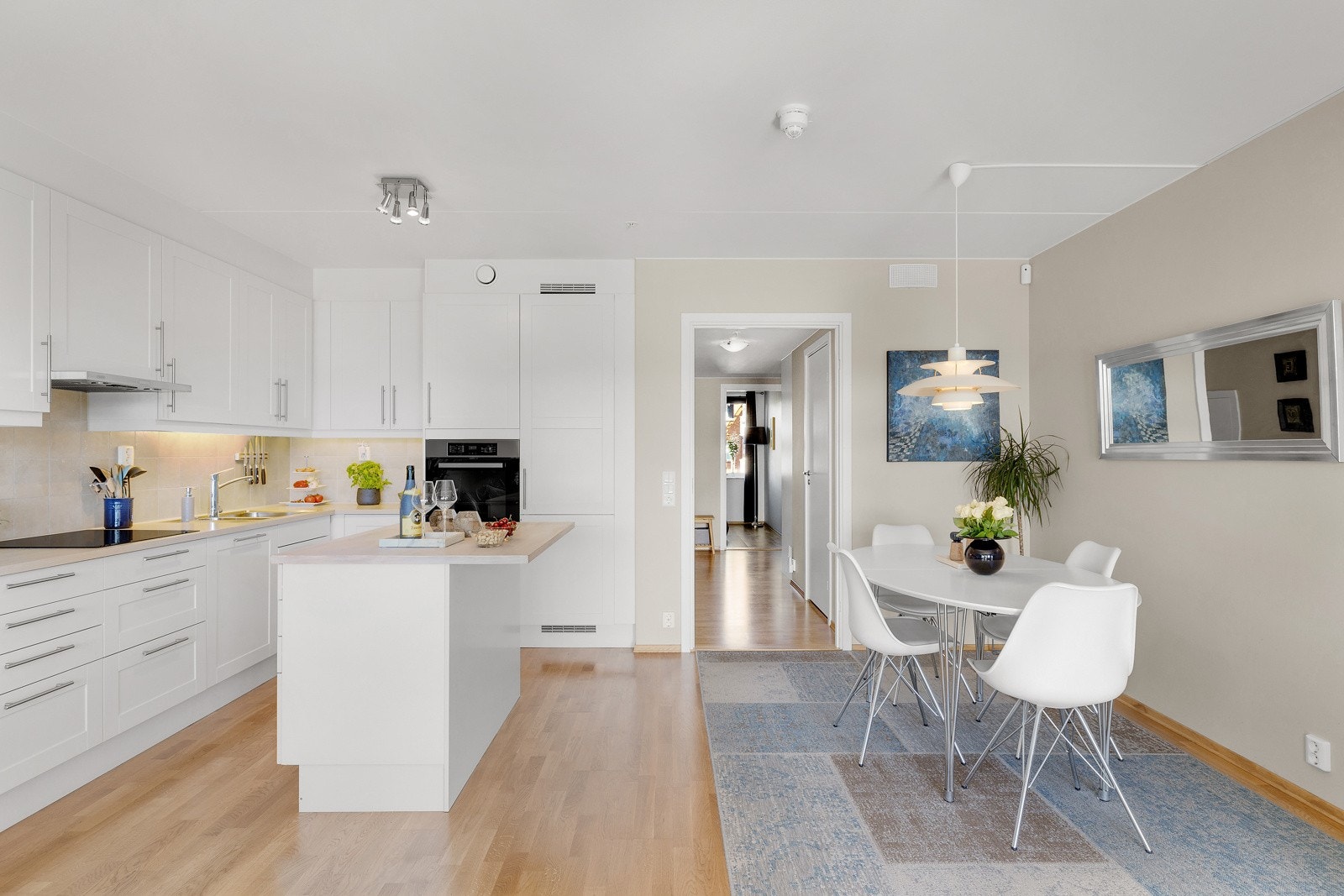 Kjøkkenet er i åpen løsning med stue og understøtter leilighetens smarte planløsning. Galleribilde