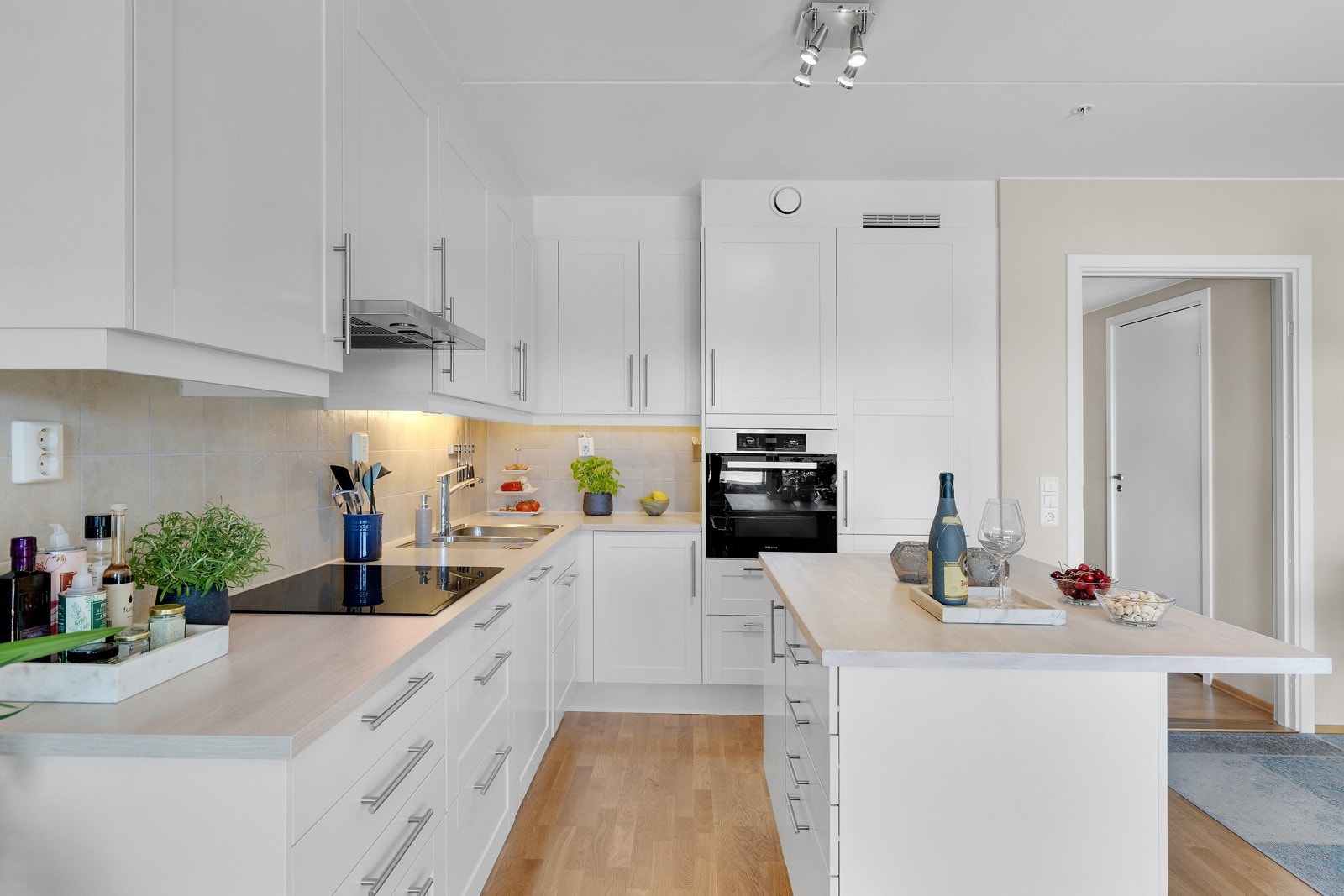 Integrerte hvitevarer på kjøkken. Galleribilde