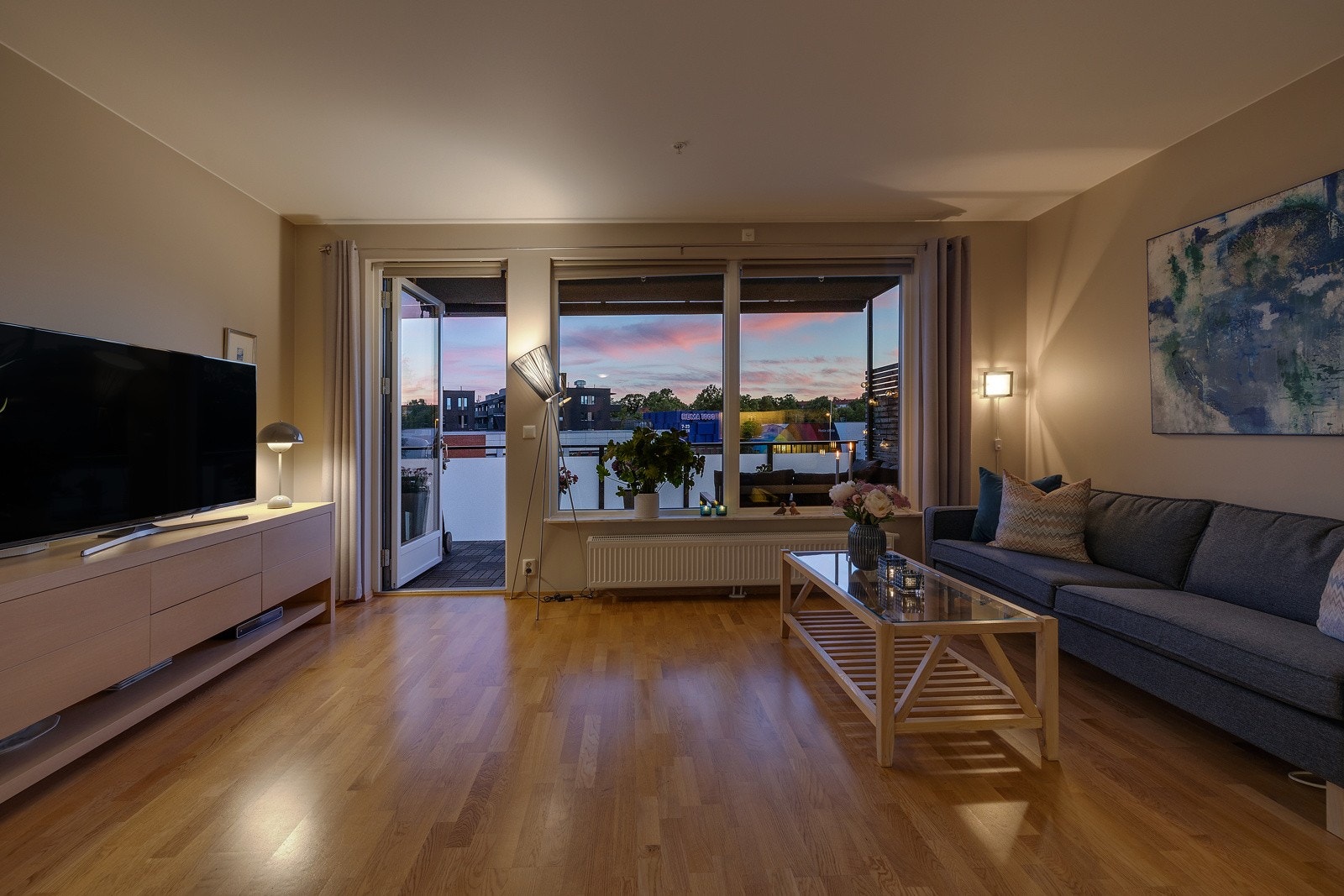 Deilig kveldsatmosfære. Galleribilde