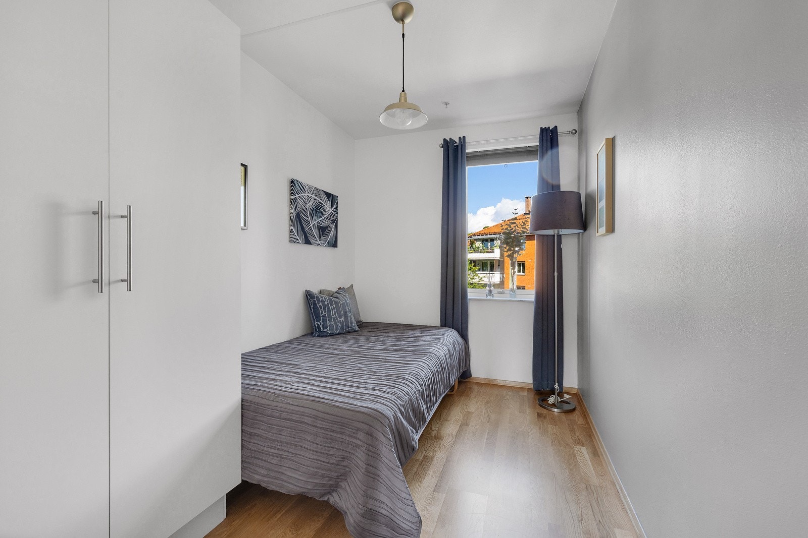 Soverom 2 med tilhørende garderobeskap. Galleribilde