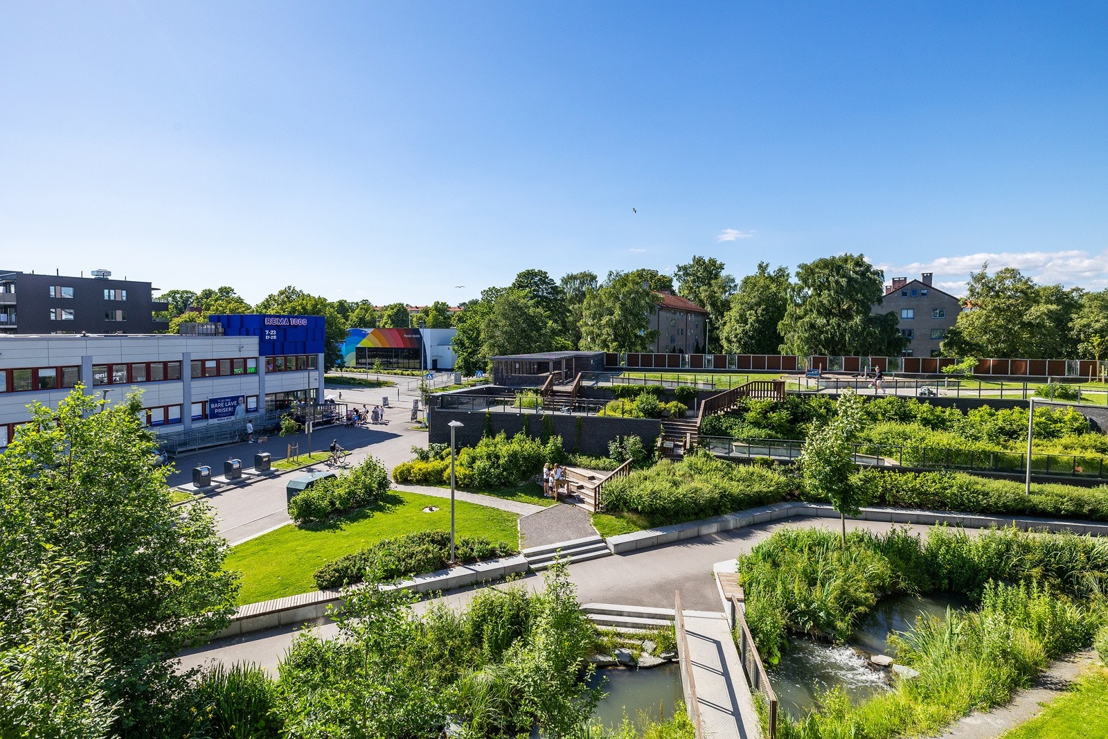 Flott utsyn fra balkongen mot parkmessige fellesarealer. Galleribilde