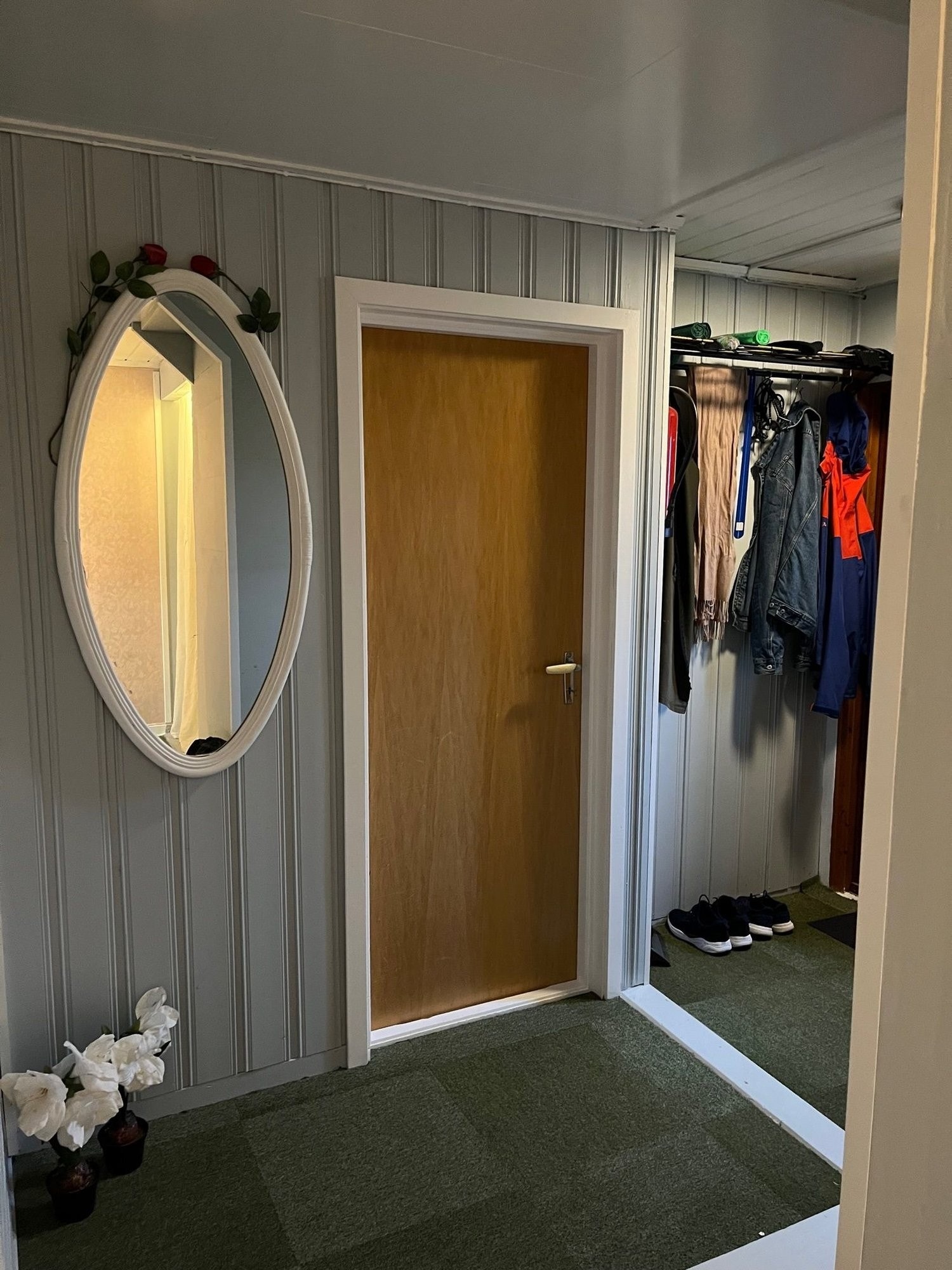 Gangen i underetasjen ble innredet i 2021.
Gulvflisene bidrar til å gjøre etasjen lun. Galleribilde