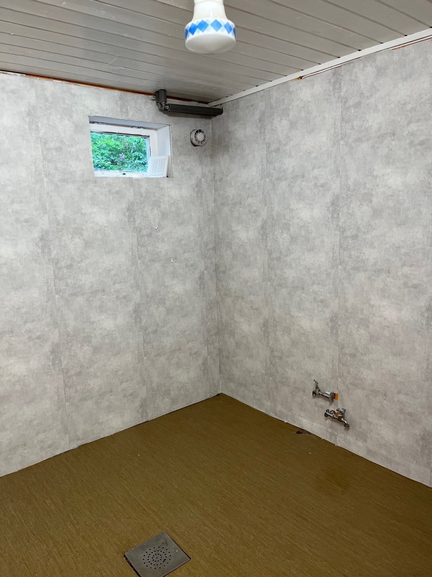 Boden i underetasjen har membran i gulv og vegger, og kan evt. brukes til vaskerom eller kjøkken.
Gipsplater på veggene dekkes av vannavstøtende tapet. Boden har også et tørkeskap. Galleribilde