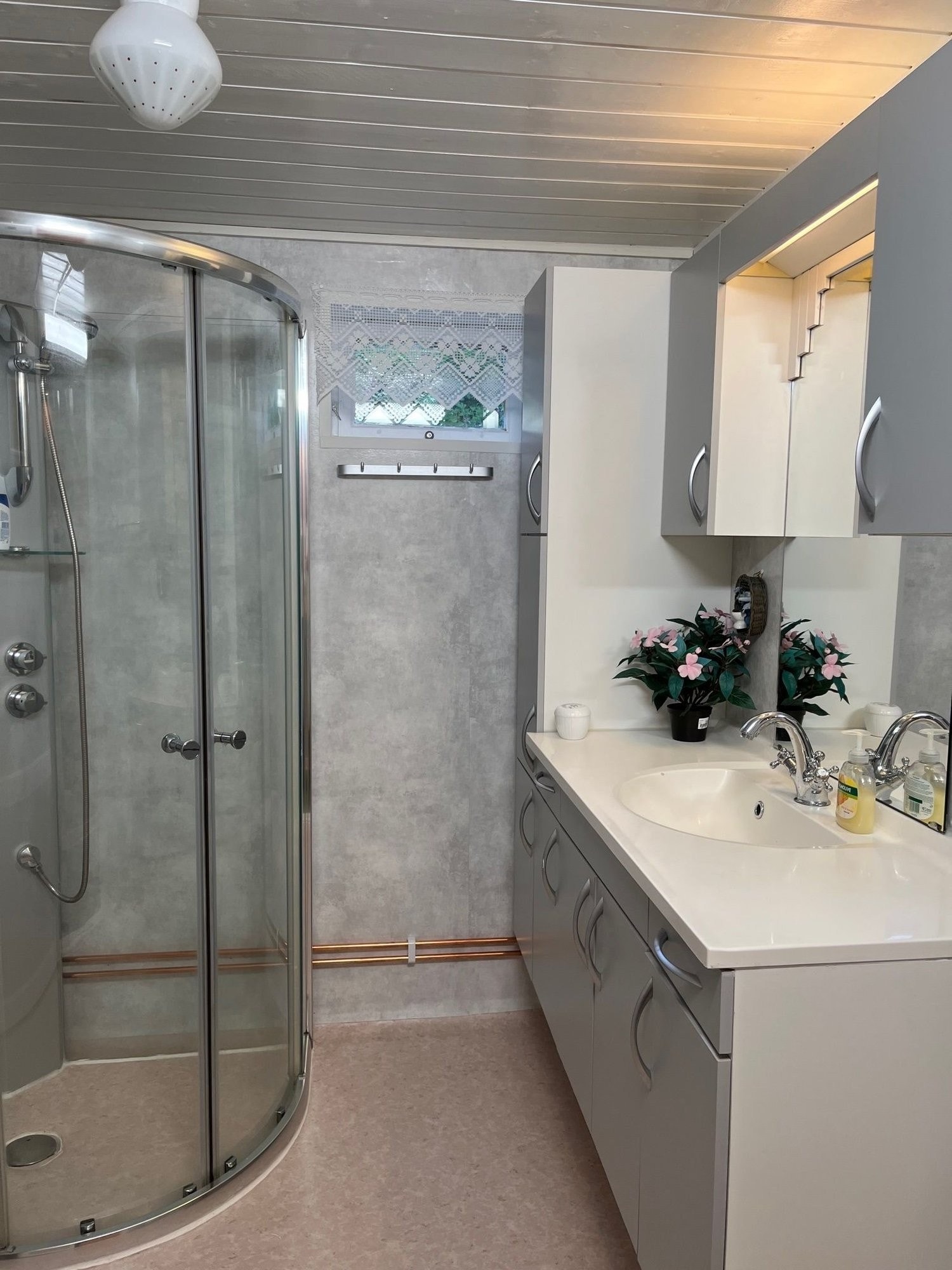 Badet i underetasjen har lyse farger og rene linjer.
Baderomsmøblene, toalettet og dusjkabinettet er fra 2021. Galleribilde