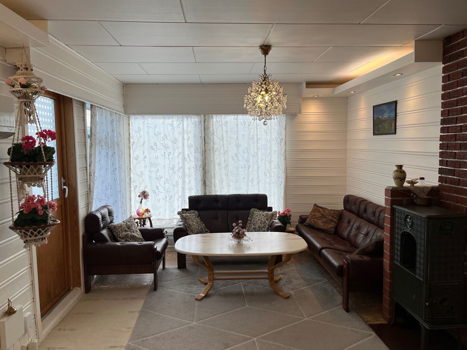 Lyse vegger gir god romfølelse. Vedovn og varmepumpe bidrar til oppvarming. Dekor med downlights varierer stemningen etter behov. Galleribilde