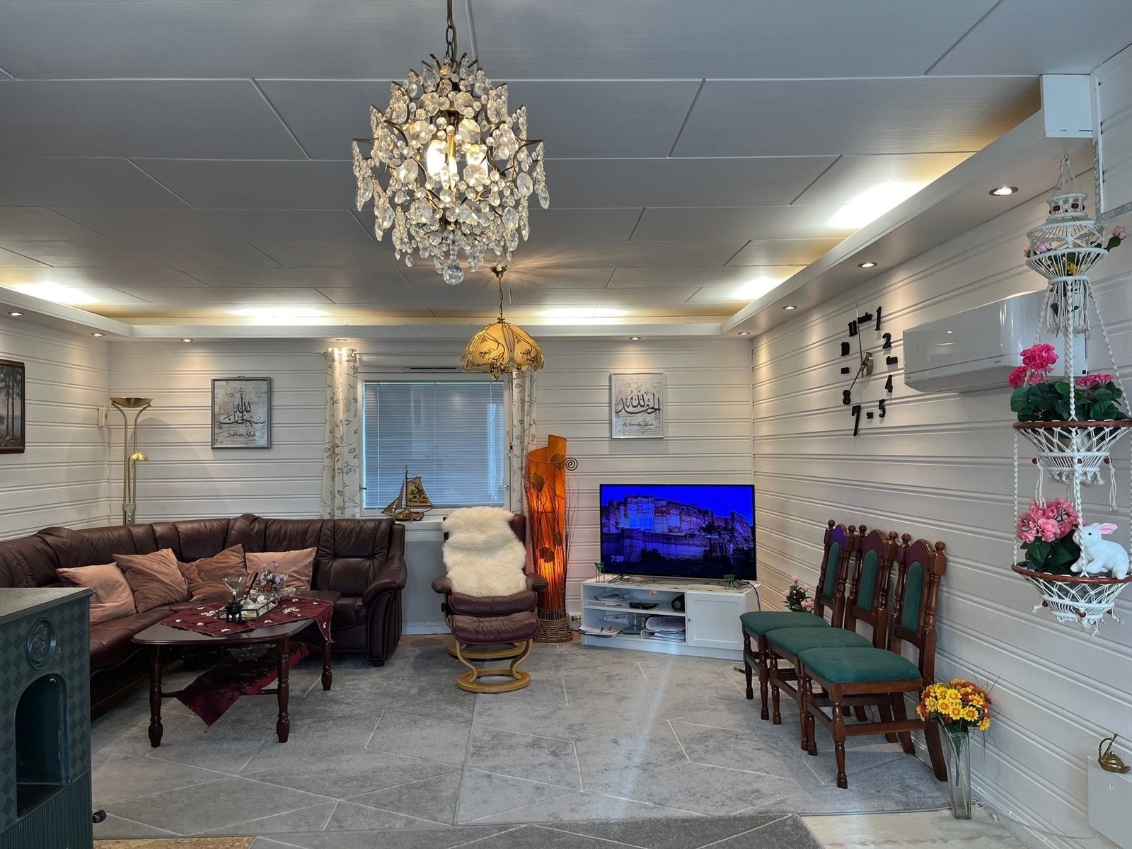 Lys og romslig stue med flotte dekordetaljer. Galleribilde