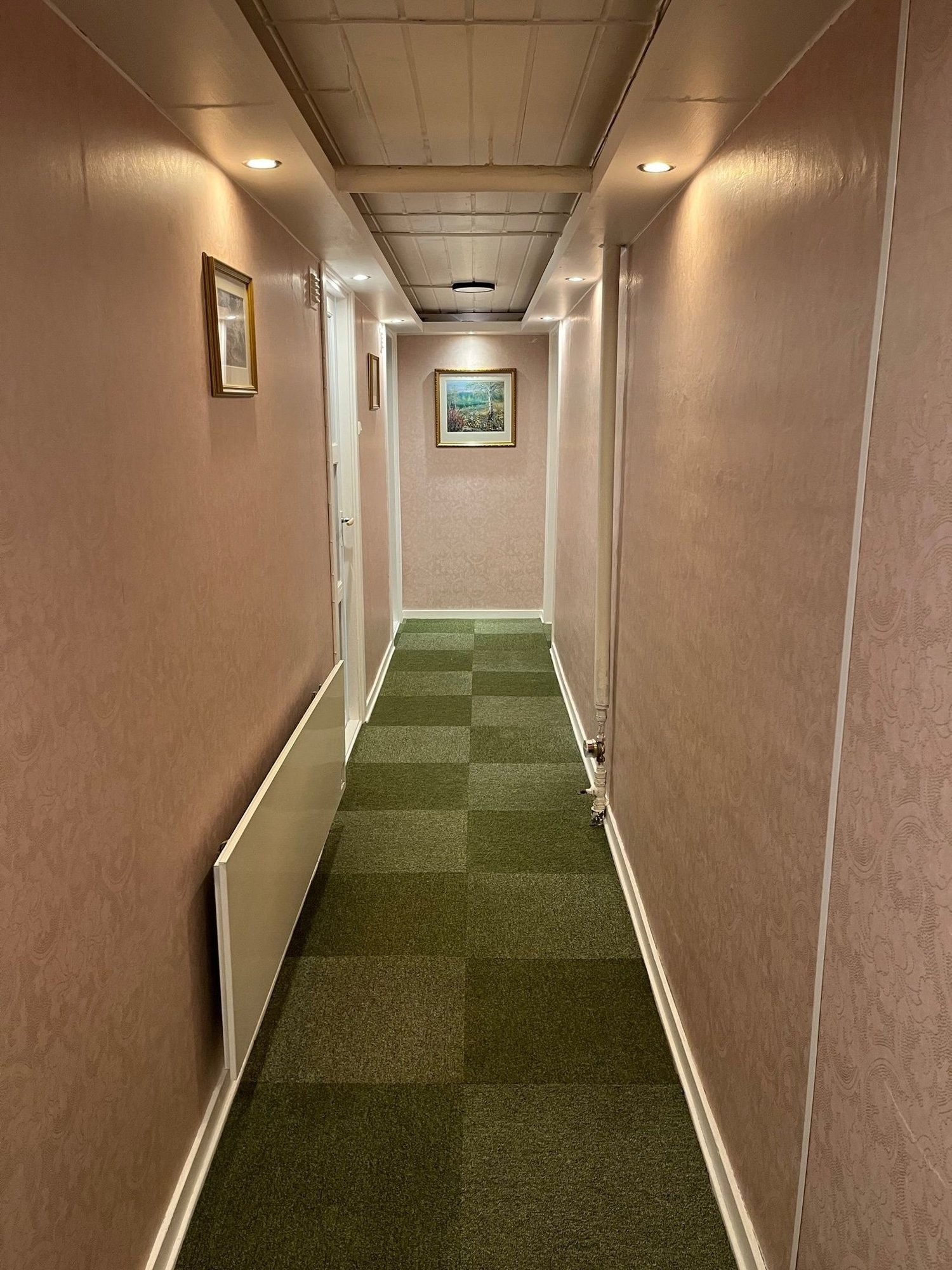 Gangen i kjelleren er todelt: En del fungerer som inngangsparti. Den andre delen er en korridor som leder inn til rommene på østsiden av huset. Galleribilde