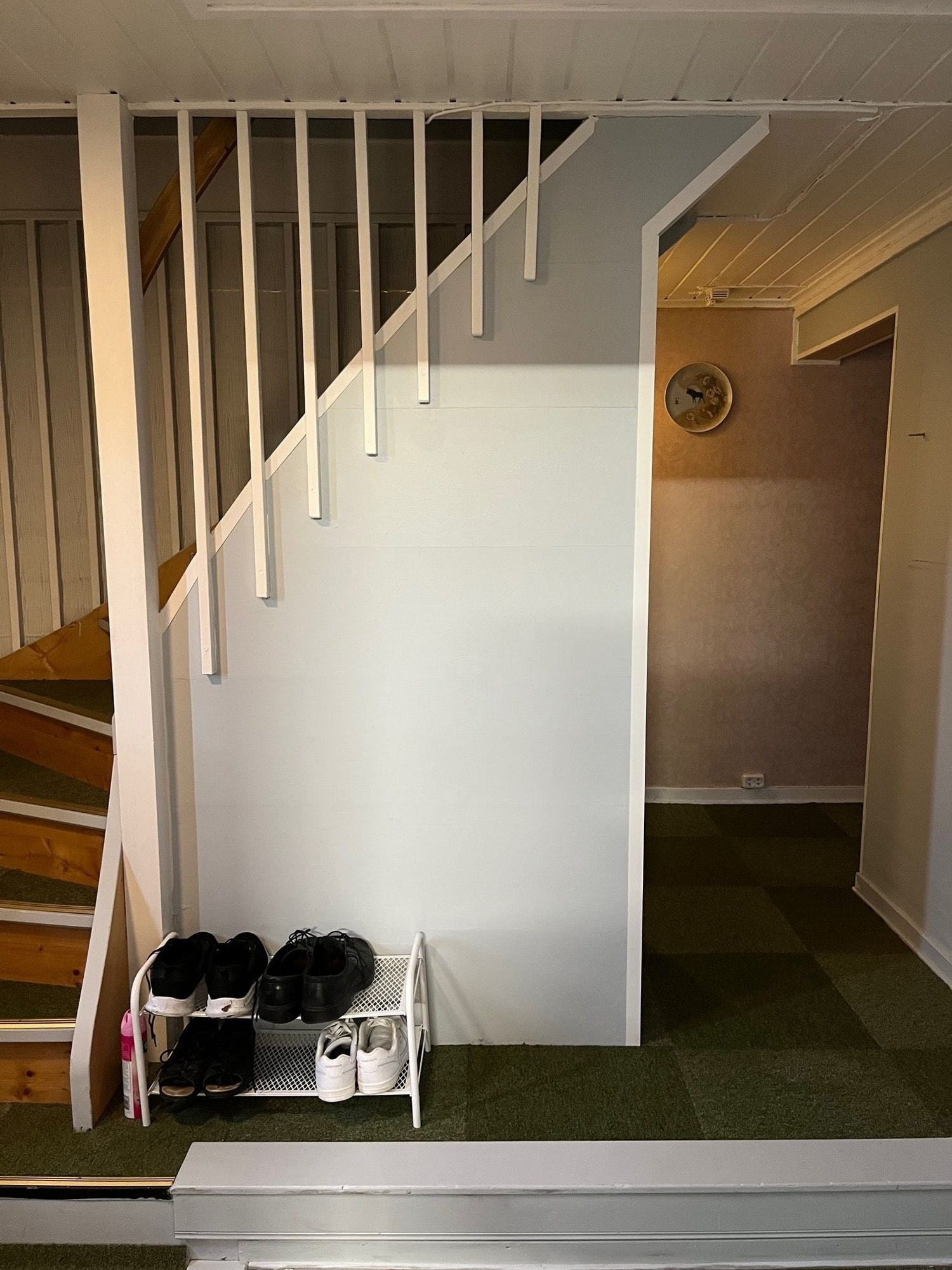 Trappen mellom etasjene er sentralt plassert og gir svært god plassutnyttelse. Bak trappen er det et lite lager. Kjelleren er, med noe tilrettelegging, egnet for utleie. Galleribilde