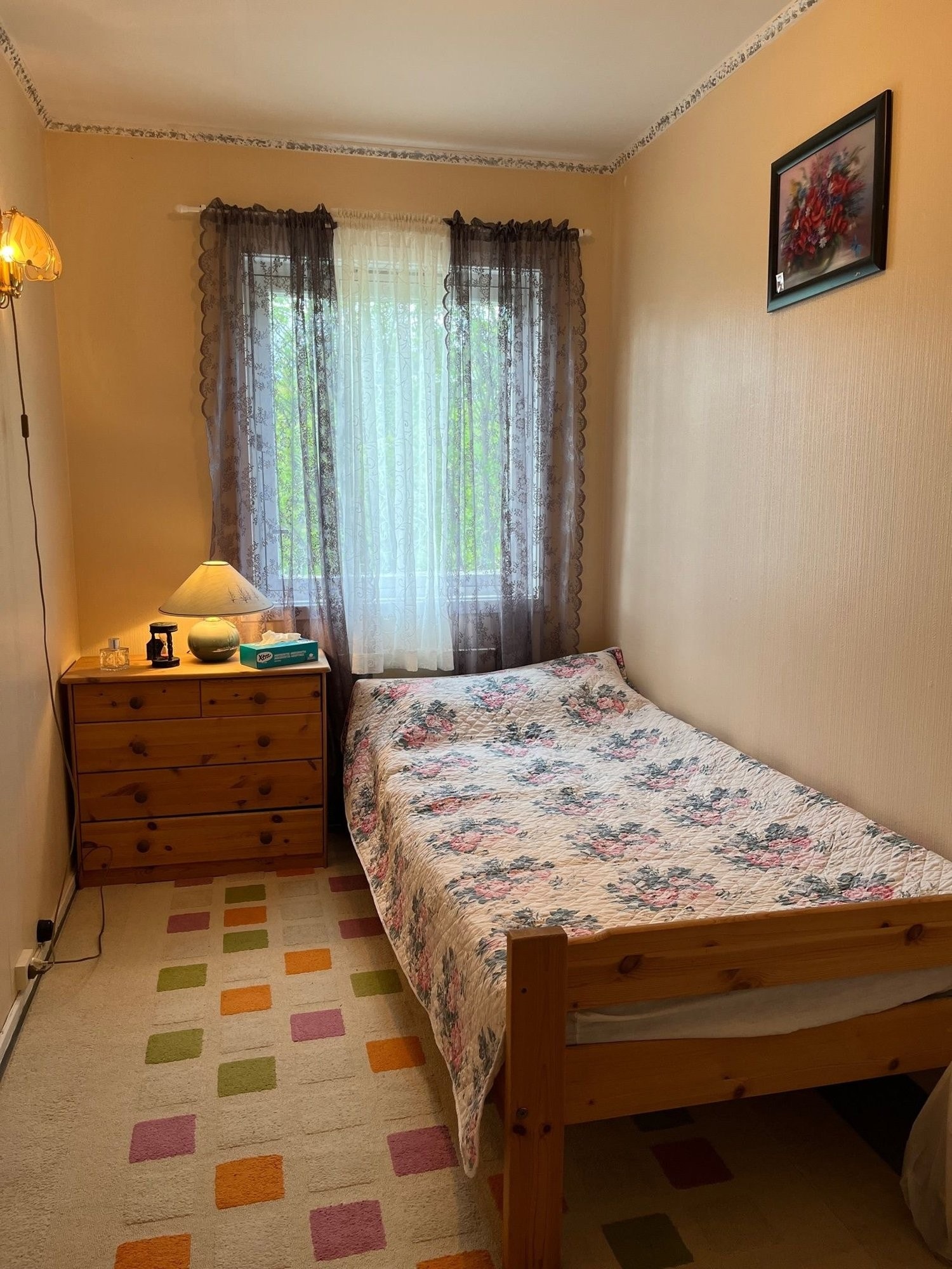 De ferskenfargede veggene i det midterste soverommet gir et lunt preg. Galleribilde