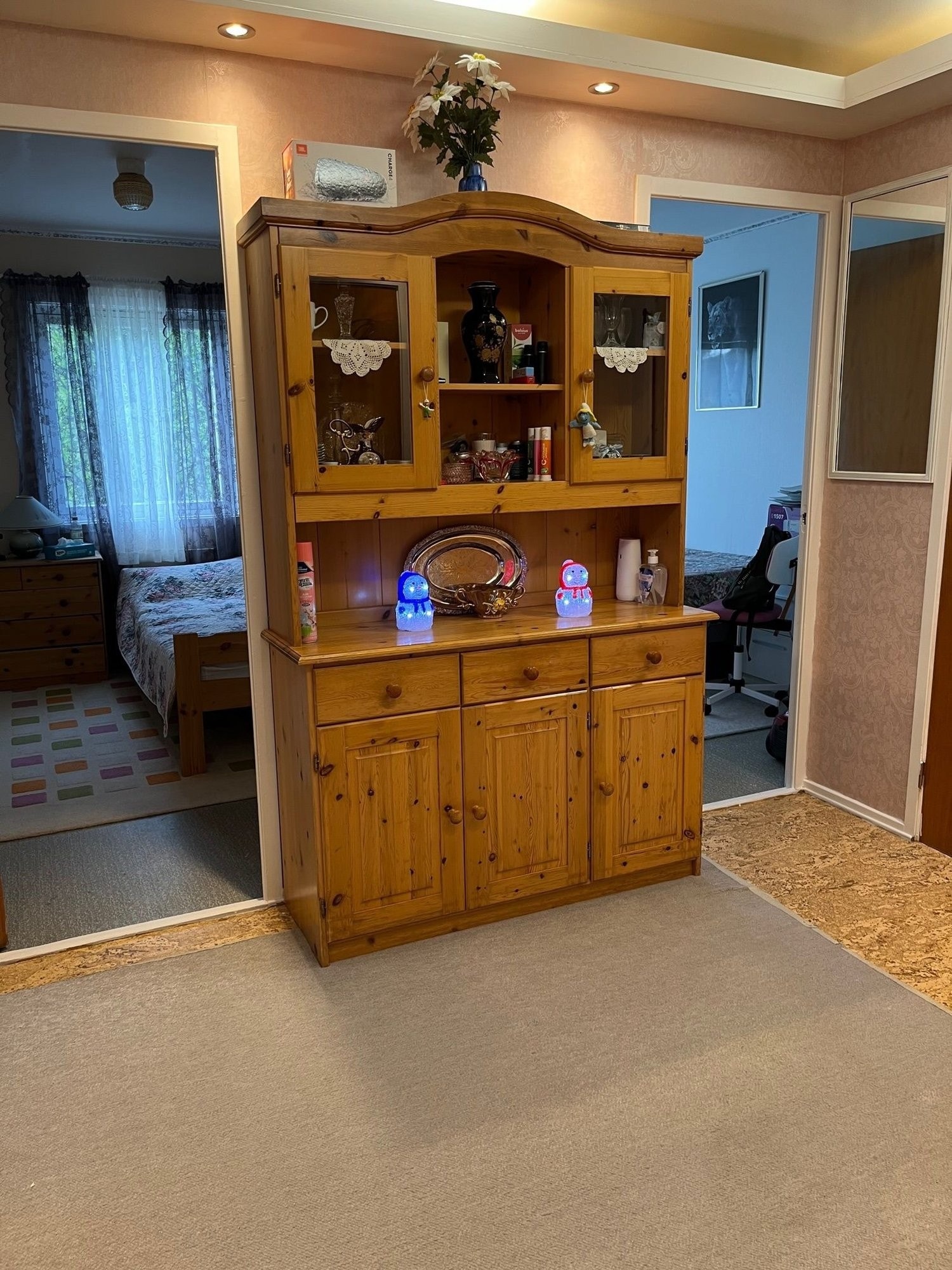 Et romslig inngangsparti ønsker deg velkommen.
Gjennomført dekor i taket skaper et helhetlig inntrykk.
En separat entré gir mulighet til å henge av klærne. Galleribilde