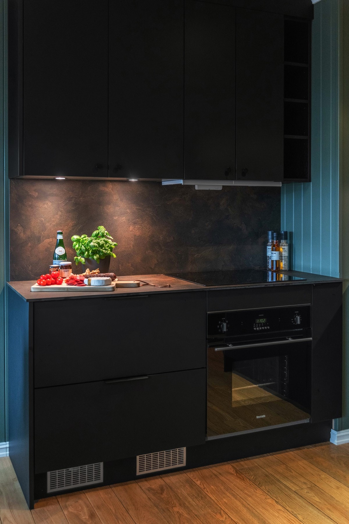 Ny kjøkkeninnredning i 2020, med integrert oppvaskmaskin, stekeovn, koketopp og kjøleskuffer Galleribilde