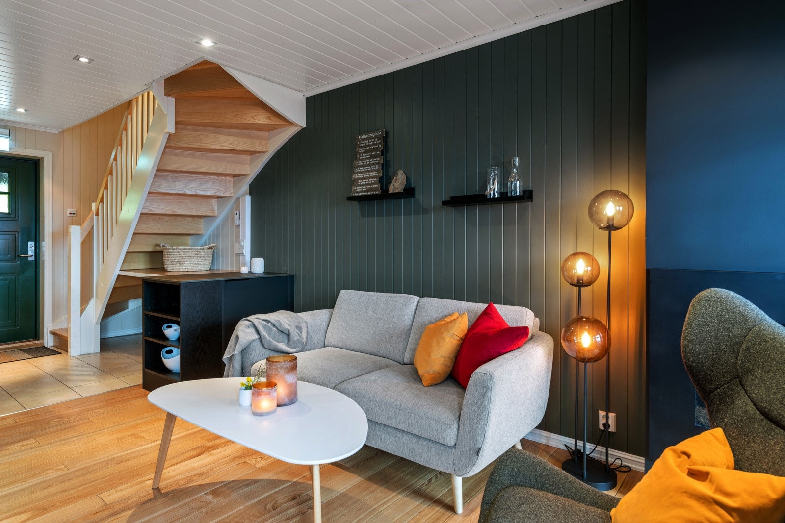 Sidebenk med integrert fryseskap er en forlengelse av kjøkkeninnredningen, og utgjør en fin avgrensning mot gangen. Galleribilde