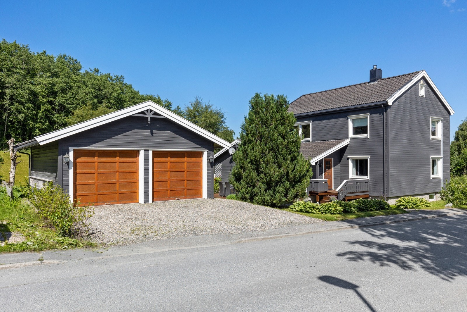 Boligen har iht. vedtektene bruksrett på hele dobbelgarasjen. Plass til ekstra biler foran portene. Galleribilde