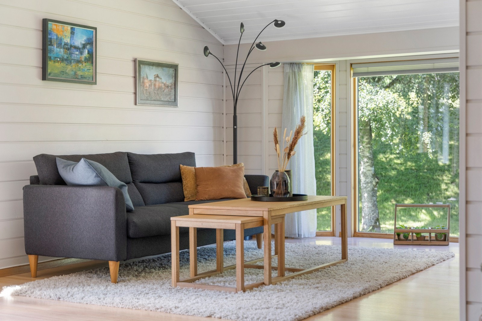 Store vindusflater gir et godt lysinnslipp, som i sin tur bidrar til boligens lette amosfære. Galleribilde