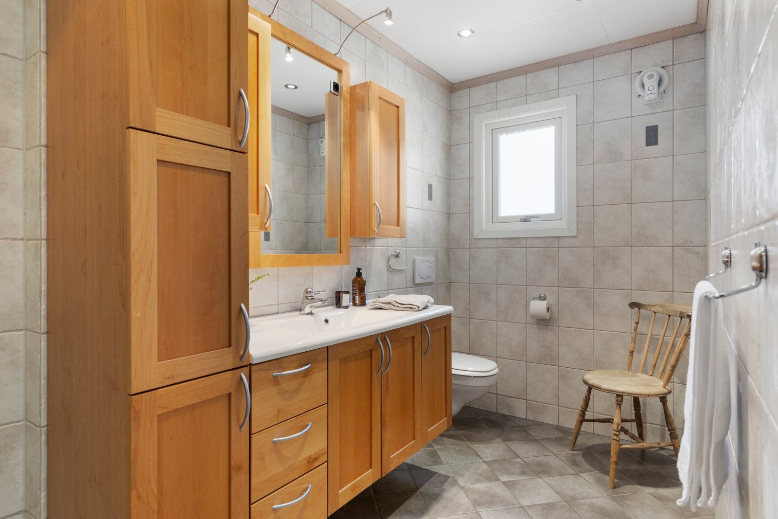 Badet ble pusset opp i 2004 og har flislagte flater med varmekabler i gulv. Galleribilde