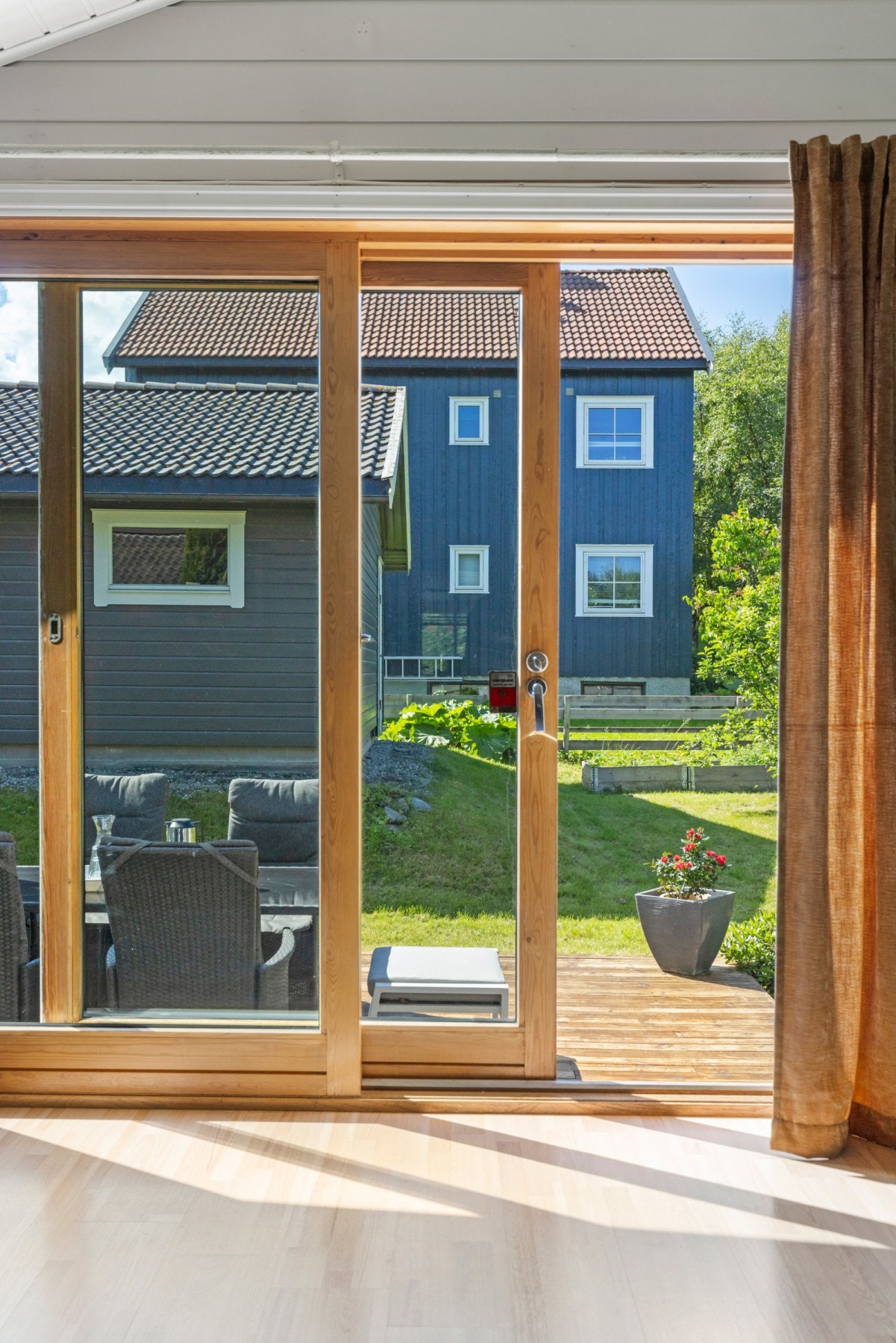 Med skyvedør oppleves terrassen som en forlengelse av stuen på finværsdager. Galleribilde