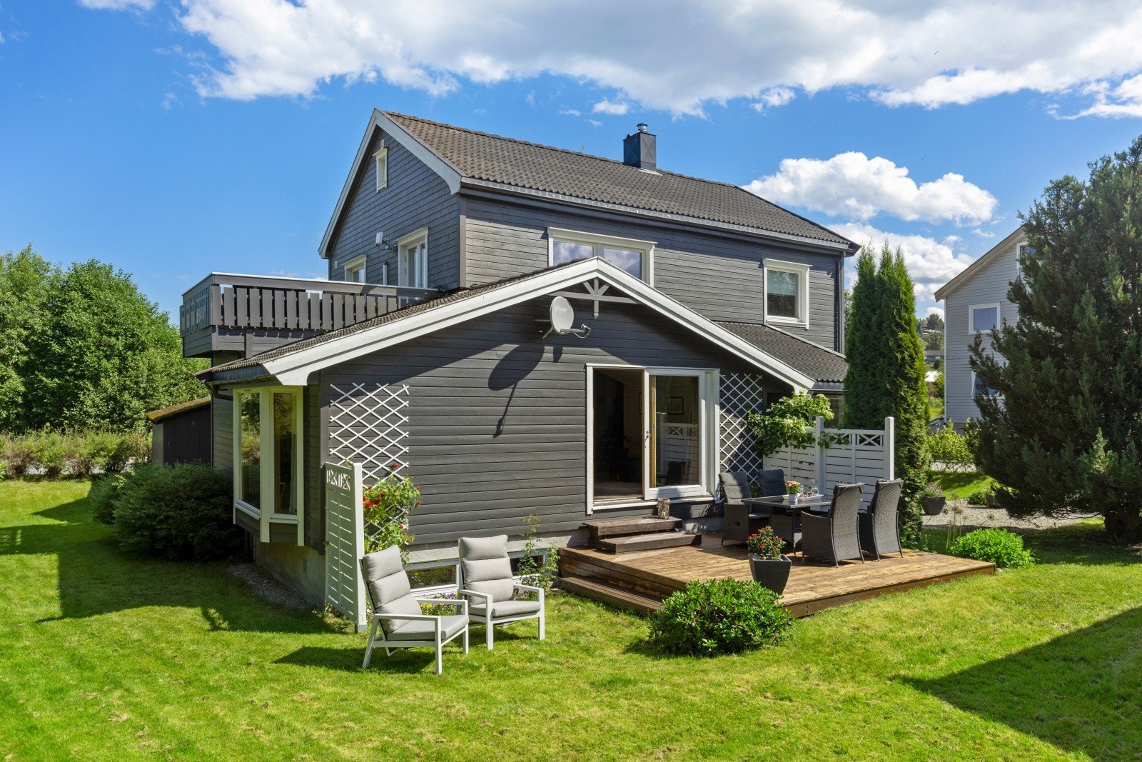 Huset ligger idyllisk til, og solen nyter man på eiendommen fra tidlig morgen til kveld på sommerstid. Galleribilde