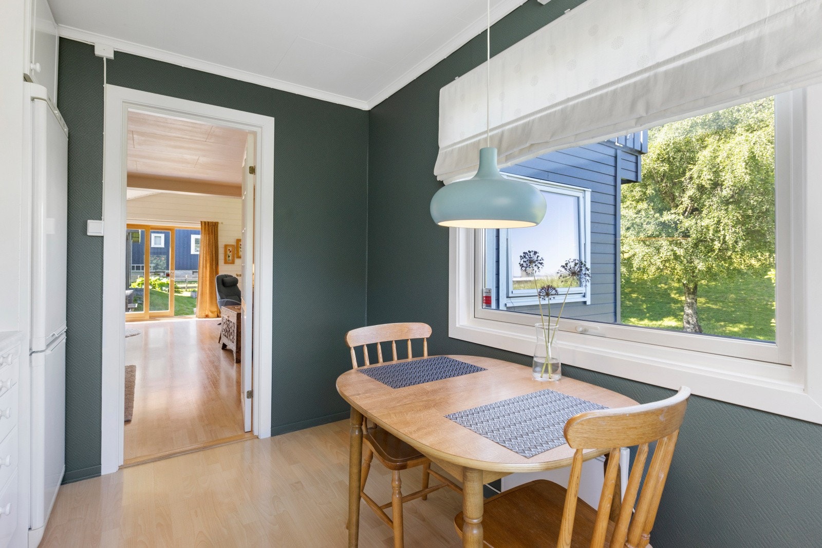 God plass til et frokostbord på kjøkken. Galleribilde