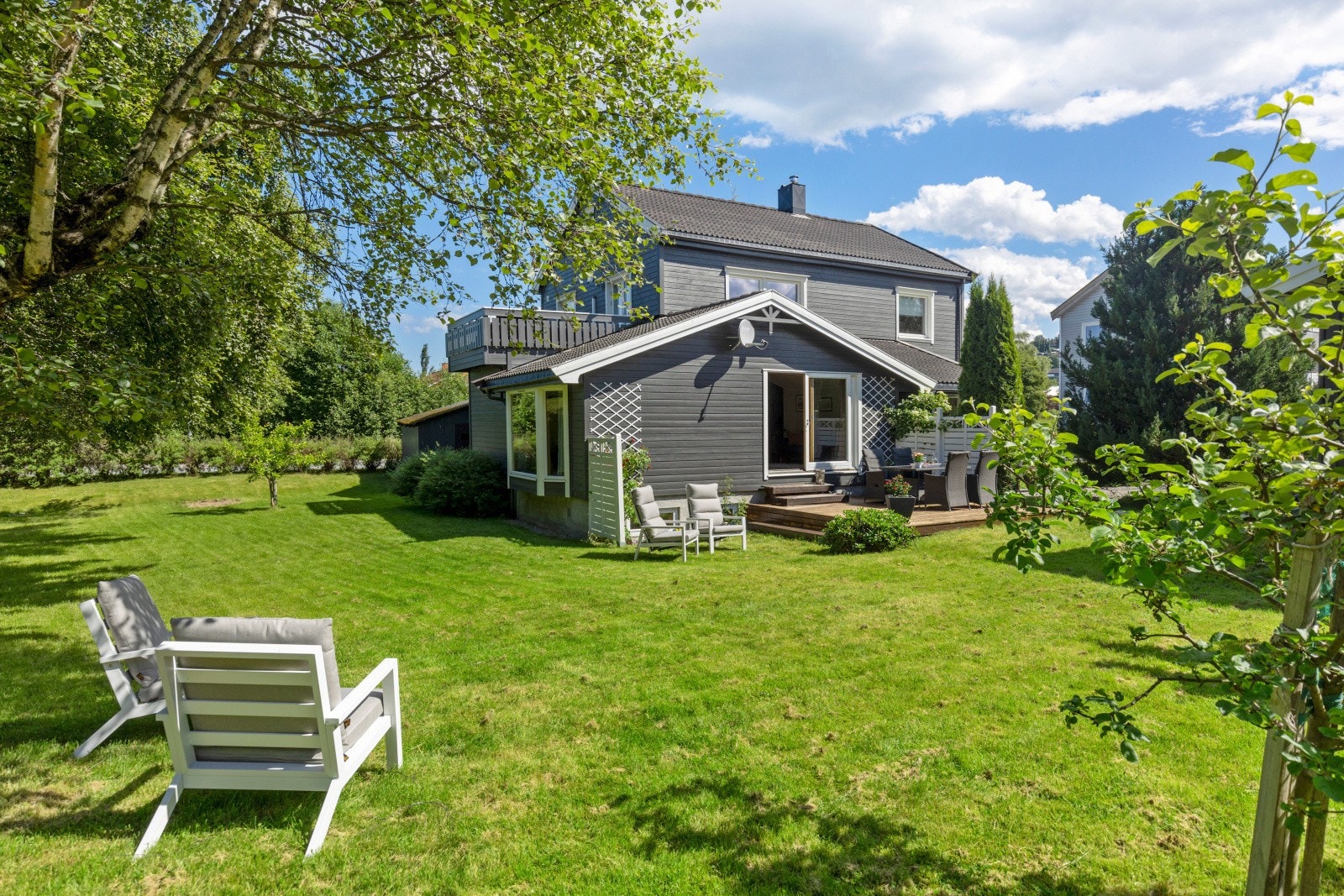 Velkommen til Ole Tilseths veg 1 - en innholdsrik halvpart med idyllisk tomt! Galleribilde