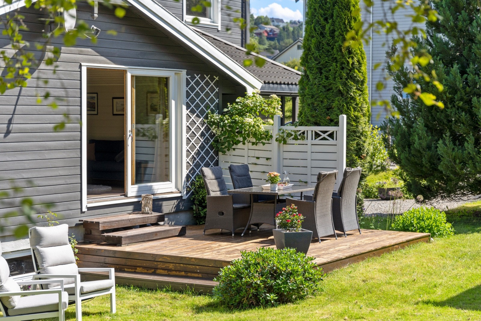 Fra terrassen er det nedgang til hage og plen. Galleribilde