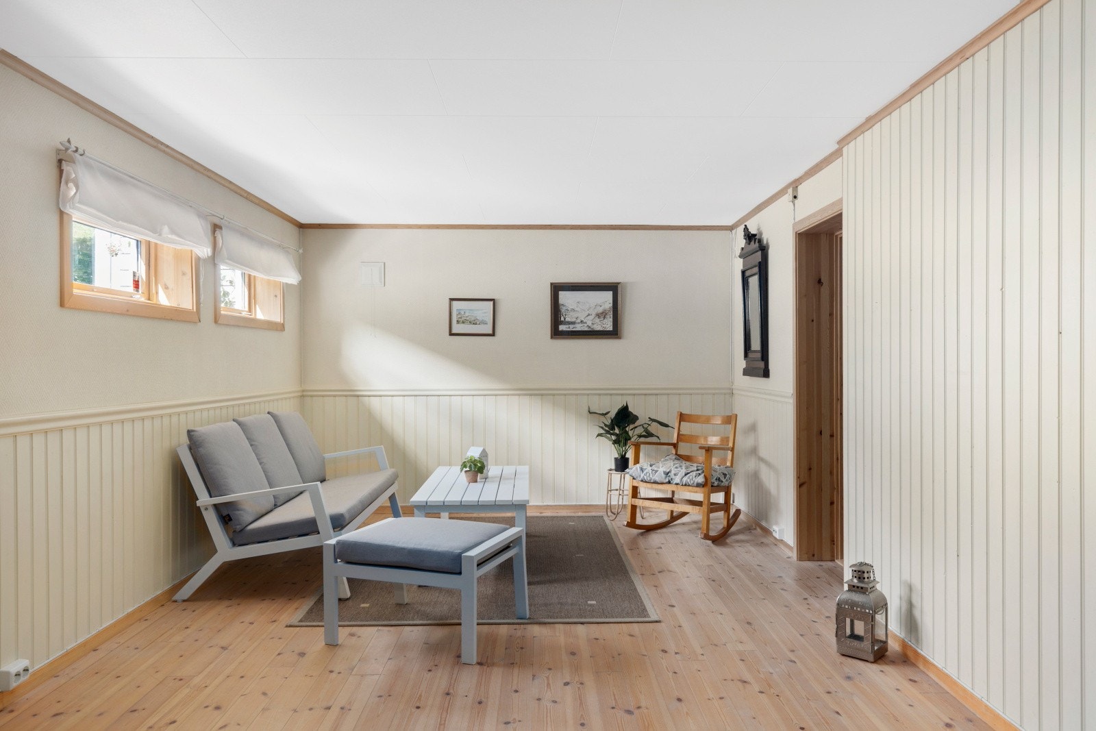 Rom innredet som kjellerstue. Det gjøres oppmerksom på at vinduene ikke tilfredsstiller dagens krav til rømning. Galleribilde