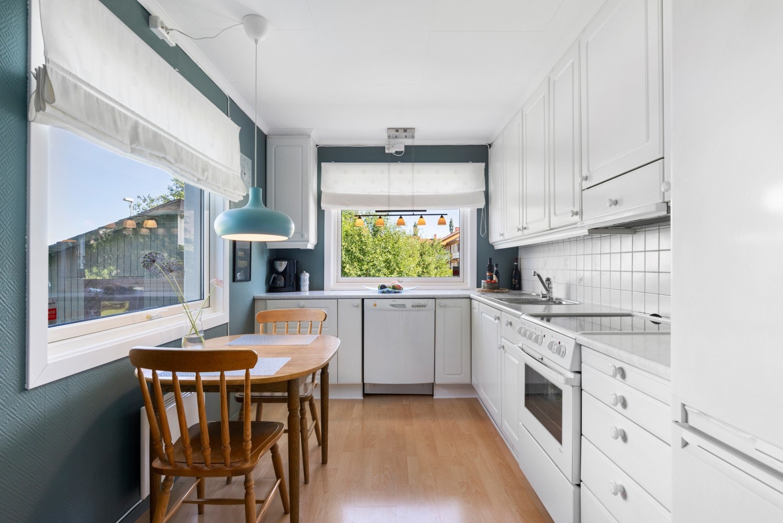 Kjøkkenet ble sist oppusset i 1991, og har godt med skap- og benkeplass. Galleribilde