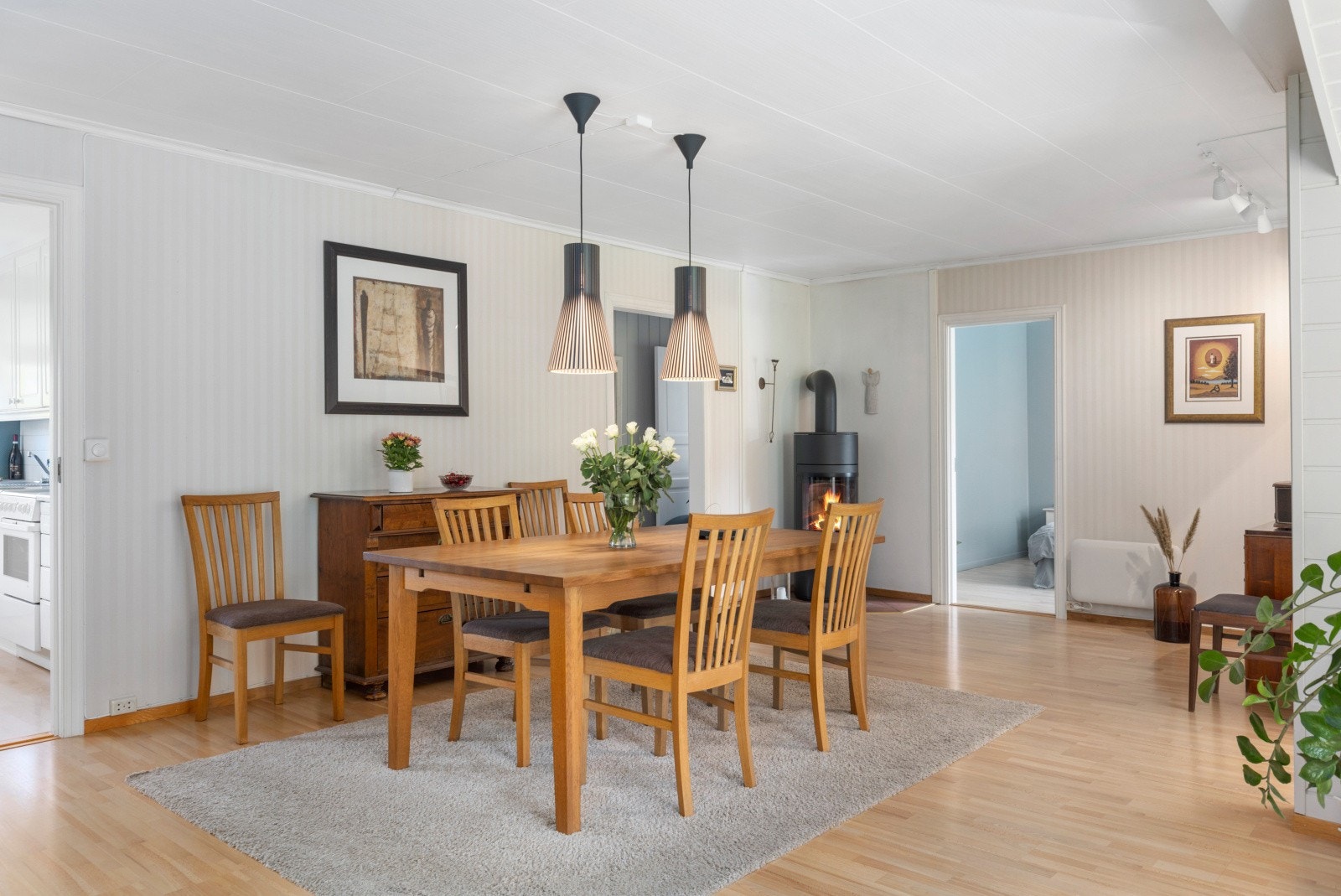 Stor spisestue i tilknytning til stue i påbygg. Galleribilde