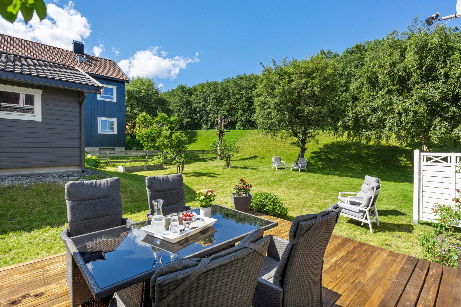 Sørvestvendt terrasse med svært gode solforhold. De to halvpartene har delt tomten seg imellom, slik at denne halvparten disponerer tomt/hage her på sørvest-siden. Galleribilde