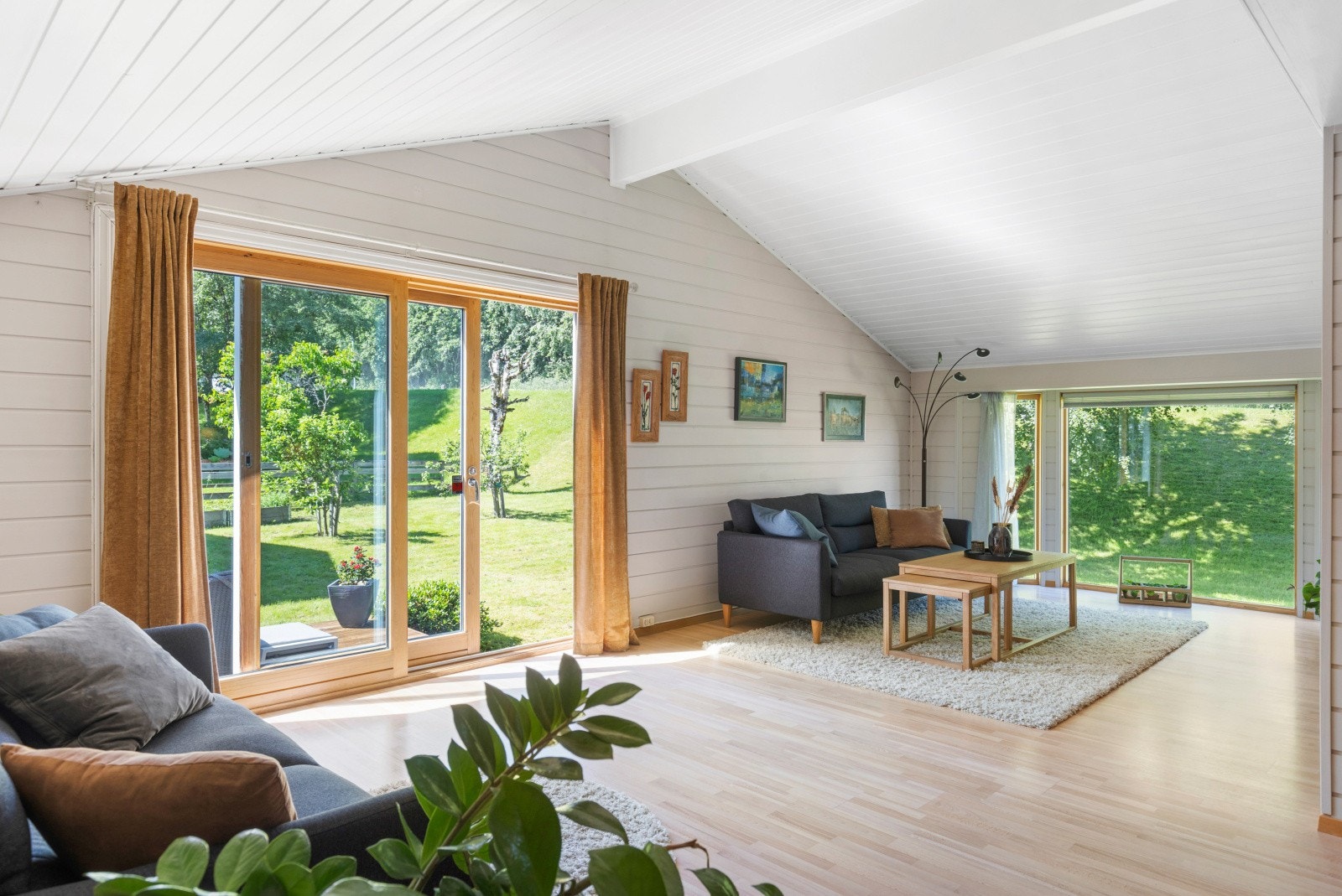 Denne delen av boligen ble påbygget i 1991/92. God takhøyde bidrar til romfølelsen. Galleribilde