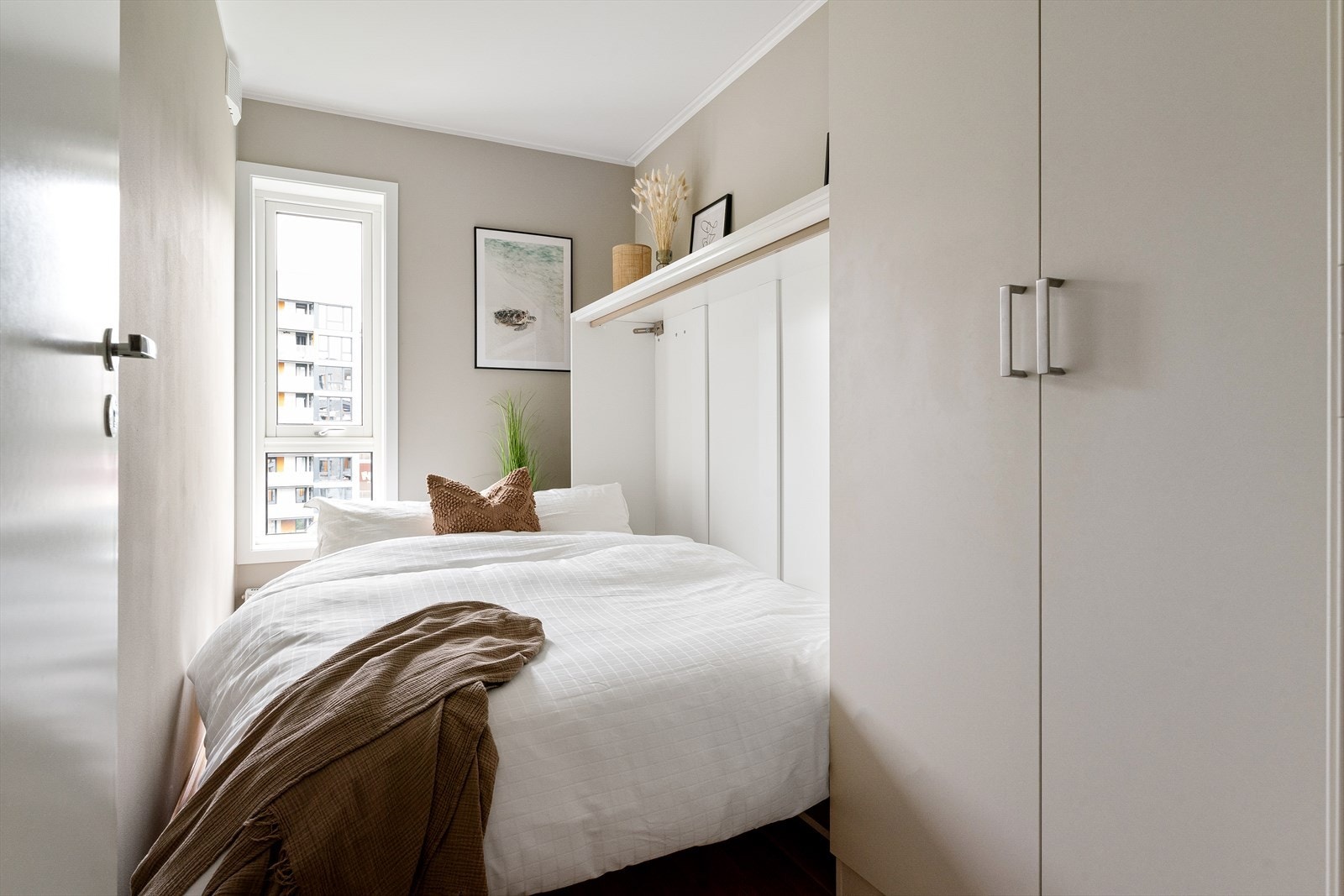 Boligens andre soverom har plass for seng og garderobeløsning. Galleribilde