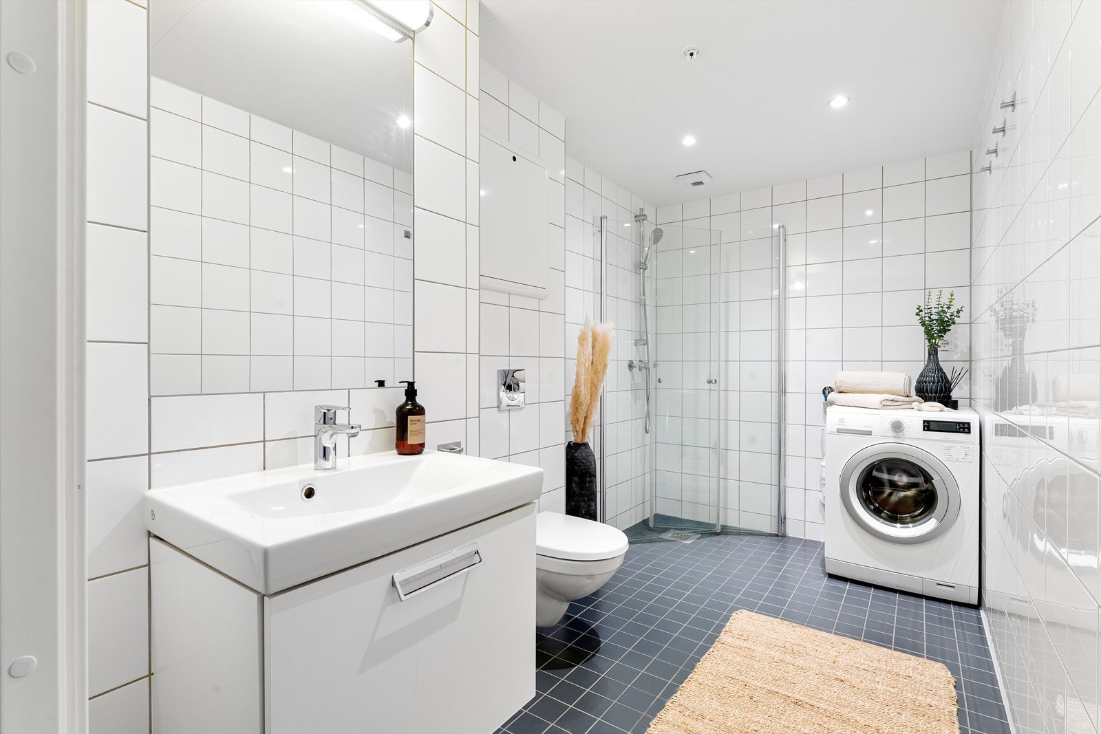 Flott flislagt baderom som holder et tidløst preg. Galleribilde