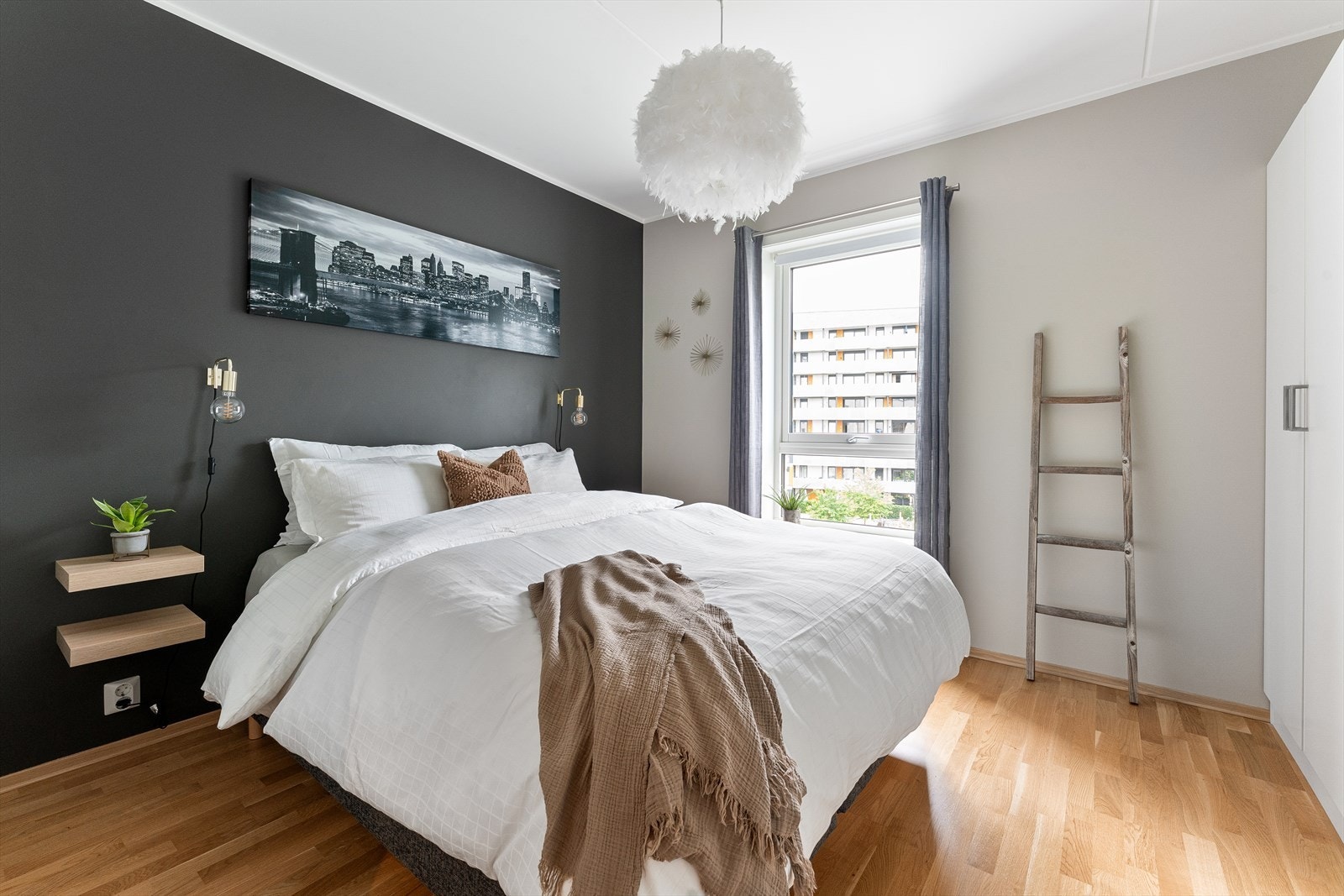 Hovedsoverommet er av god størrelse og rommer plass til dobbeltseng, nattbord og garderobeløsning. Galleribilde