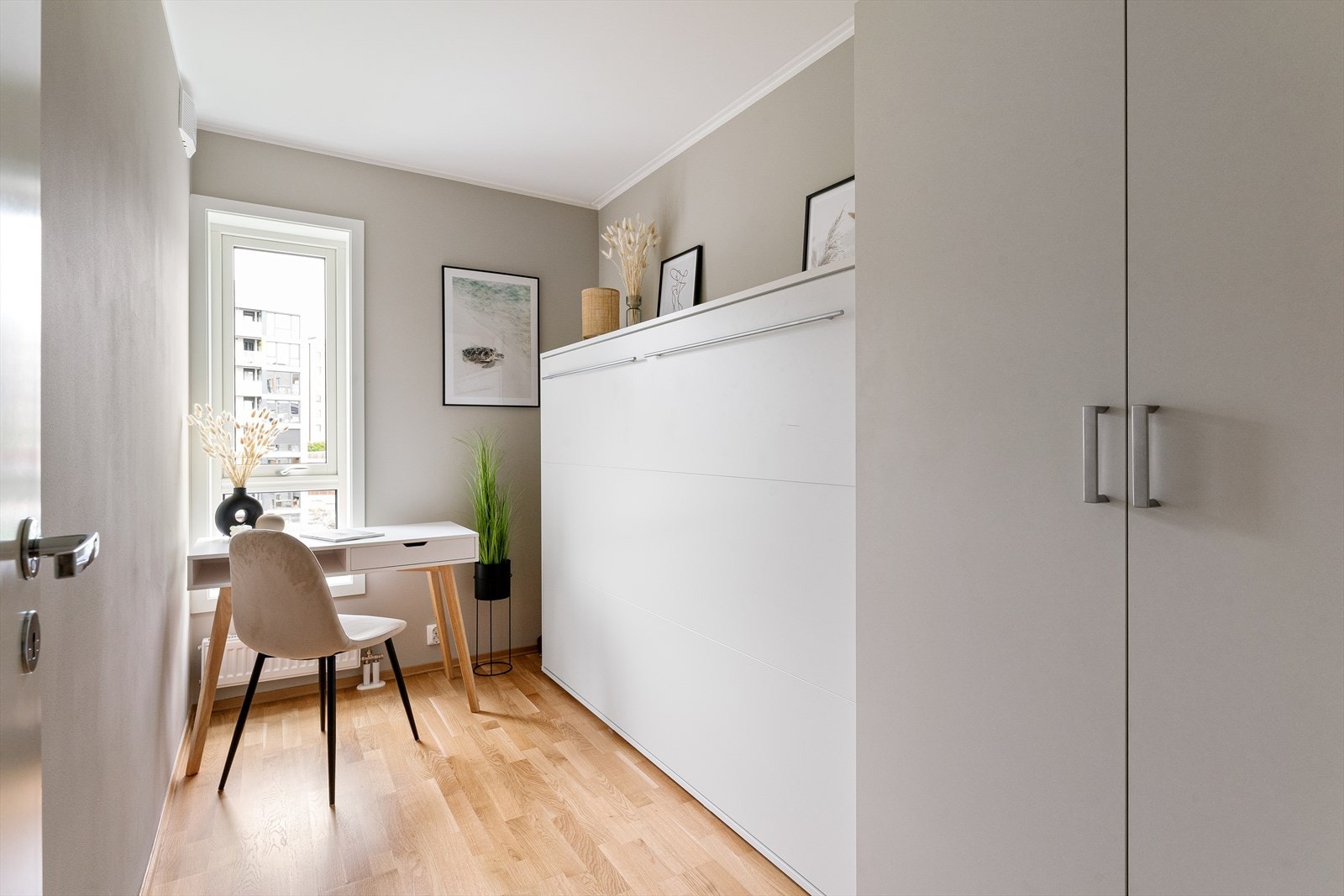 Praktisk skapseng løsning som gir rommet flere bruksmuligheter. Galleribilde