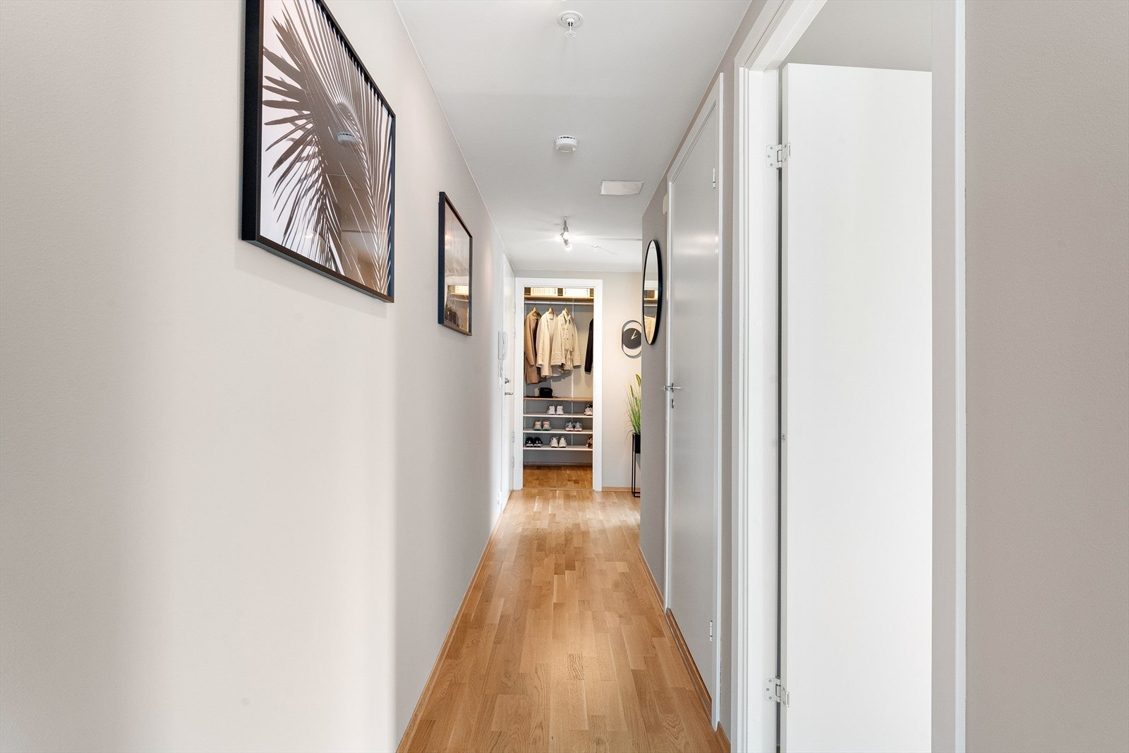 En lys og innbydende entré hvor du enkelt kan henge fra deg yttertøyet. Galleribilde