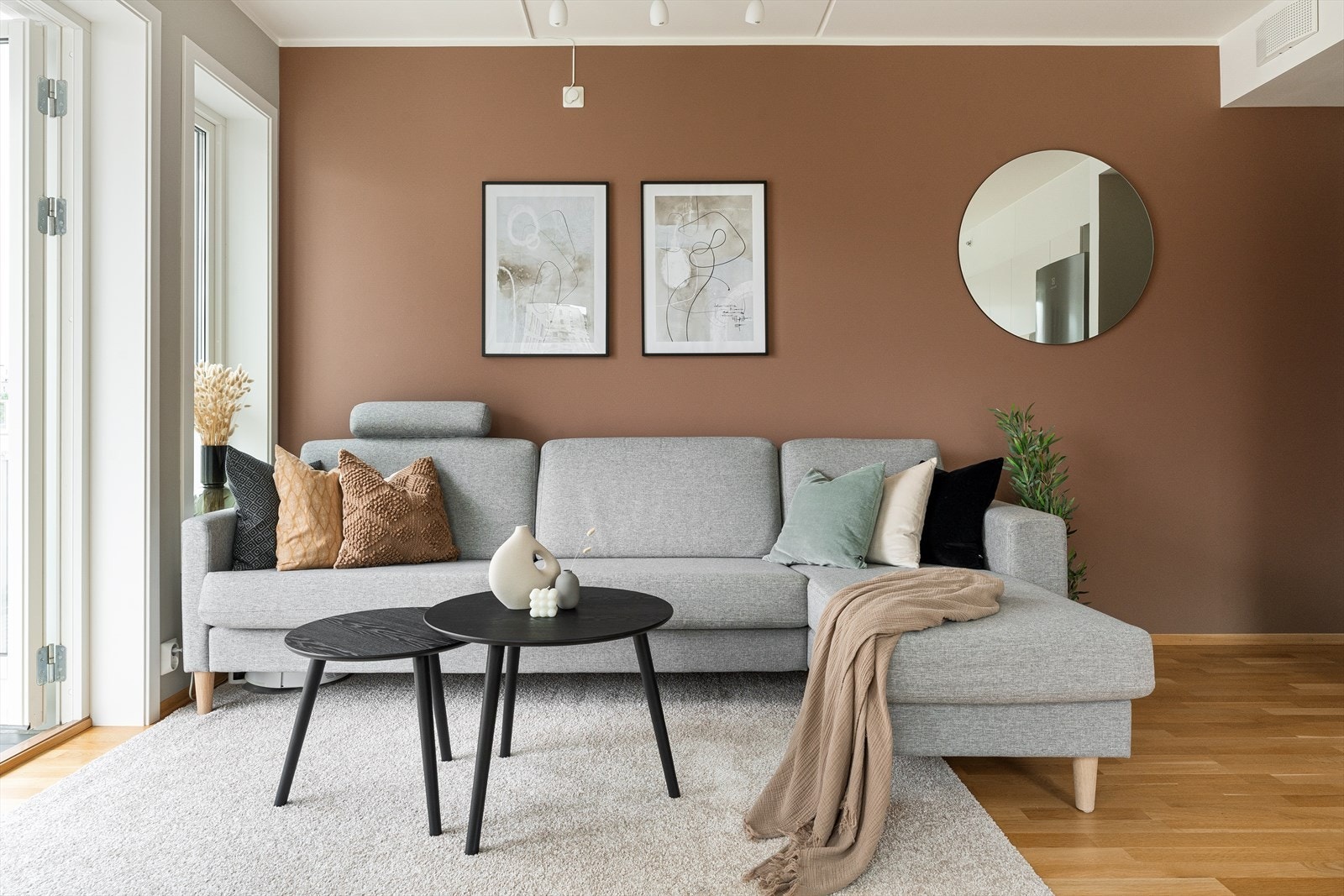 Stuen har god plass til sofagruppe med tilhørende møblement. Galleribilde