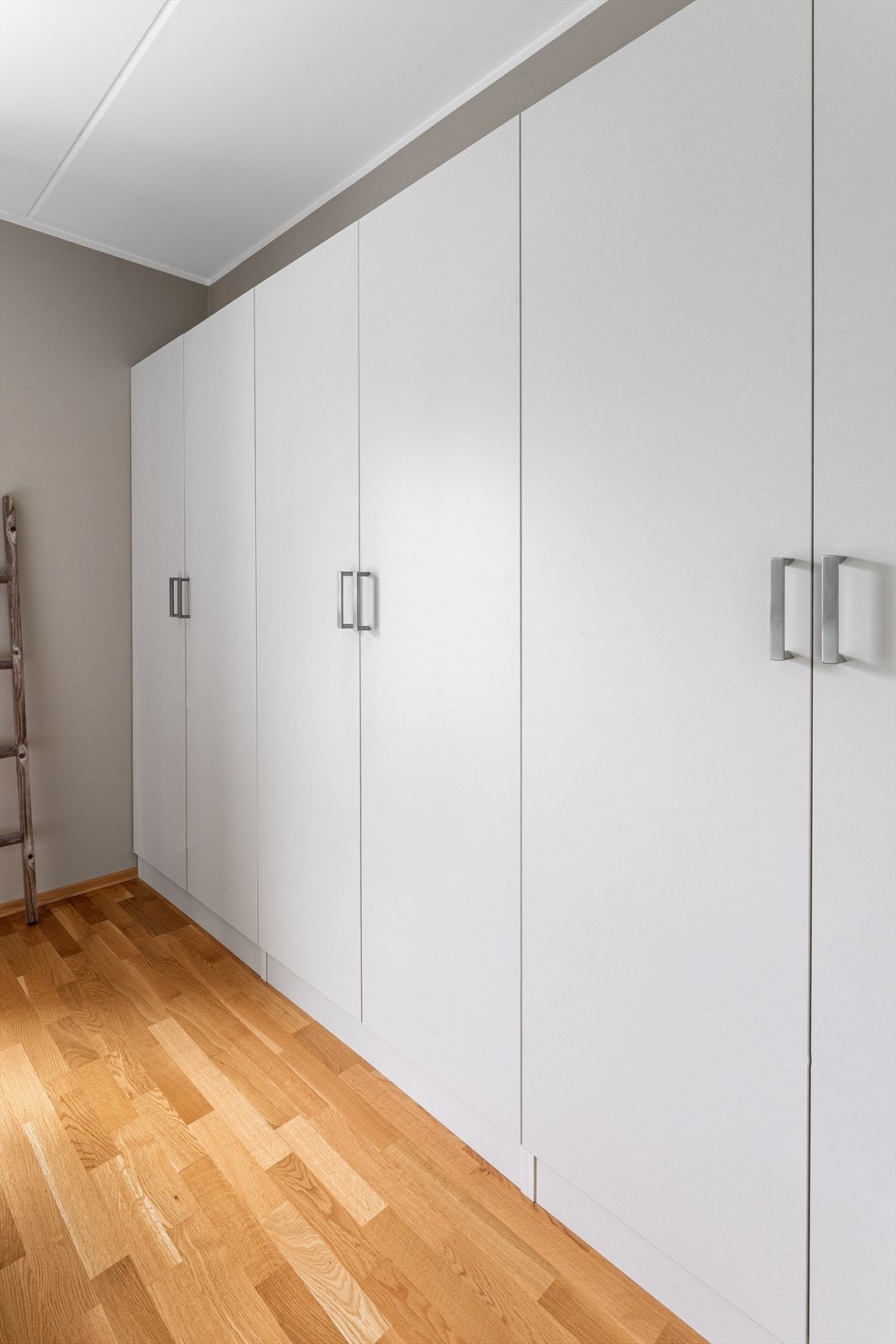 Stor garderobeløsning med gode oppbevaringsmuligheter. Galleribilde