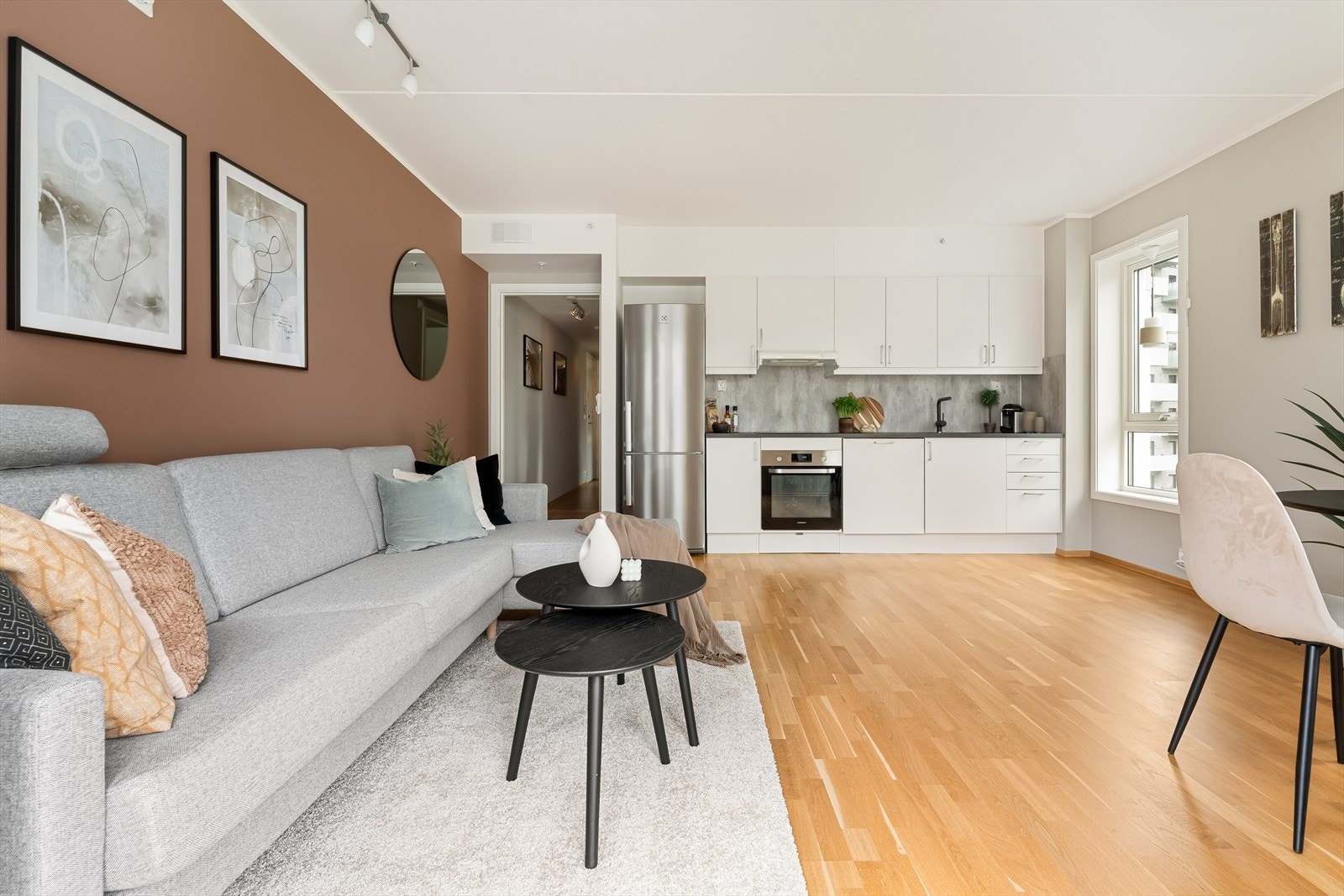 En åpen stue-/ kjøkkenløsning som gir en romslig og åpen følelse. Galleribilde