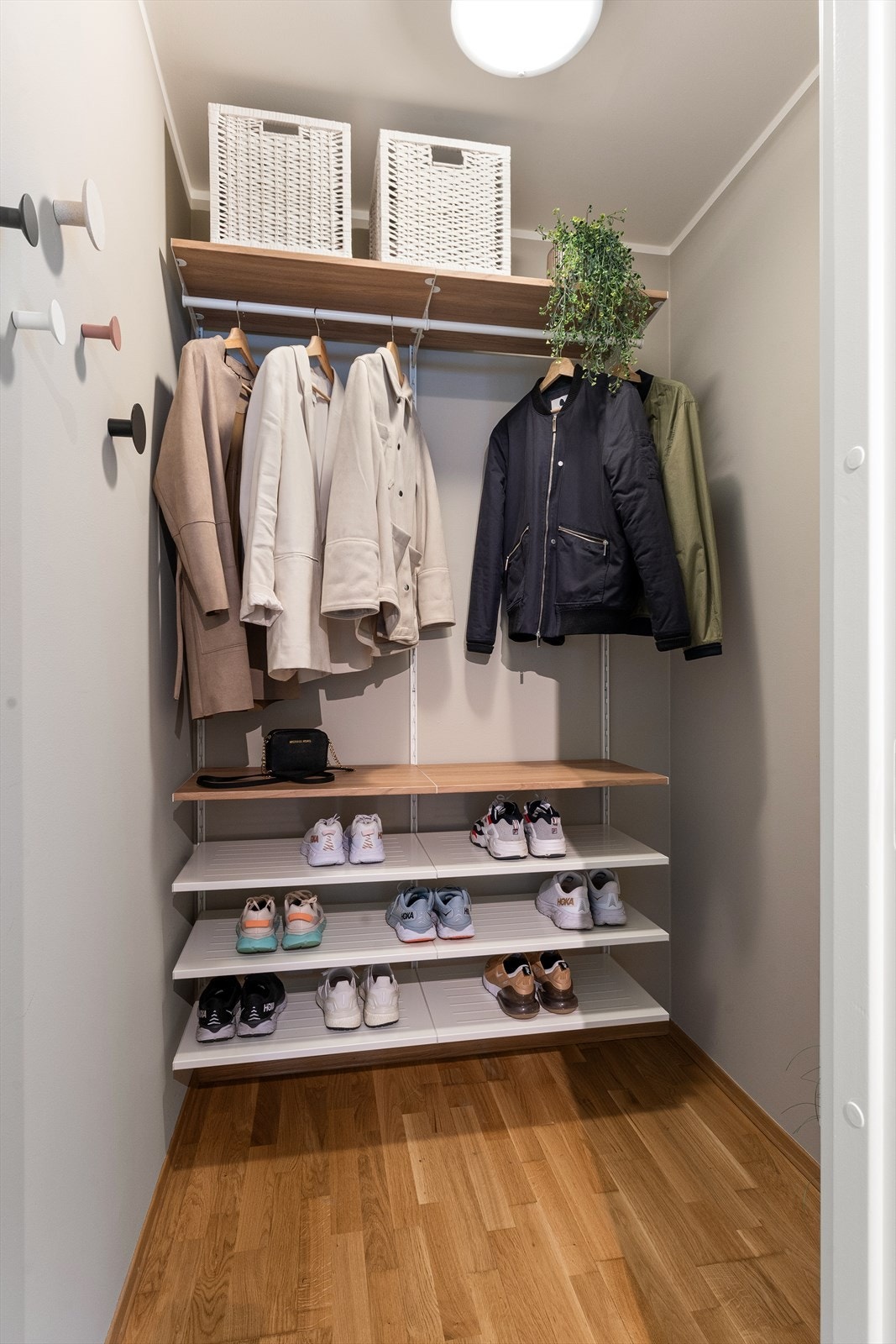 I entreen har du et praktisk walk-in med gode oppbevaringsmuligheter. Galleribilde