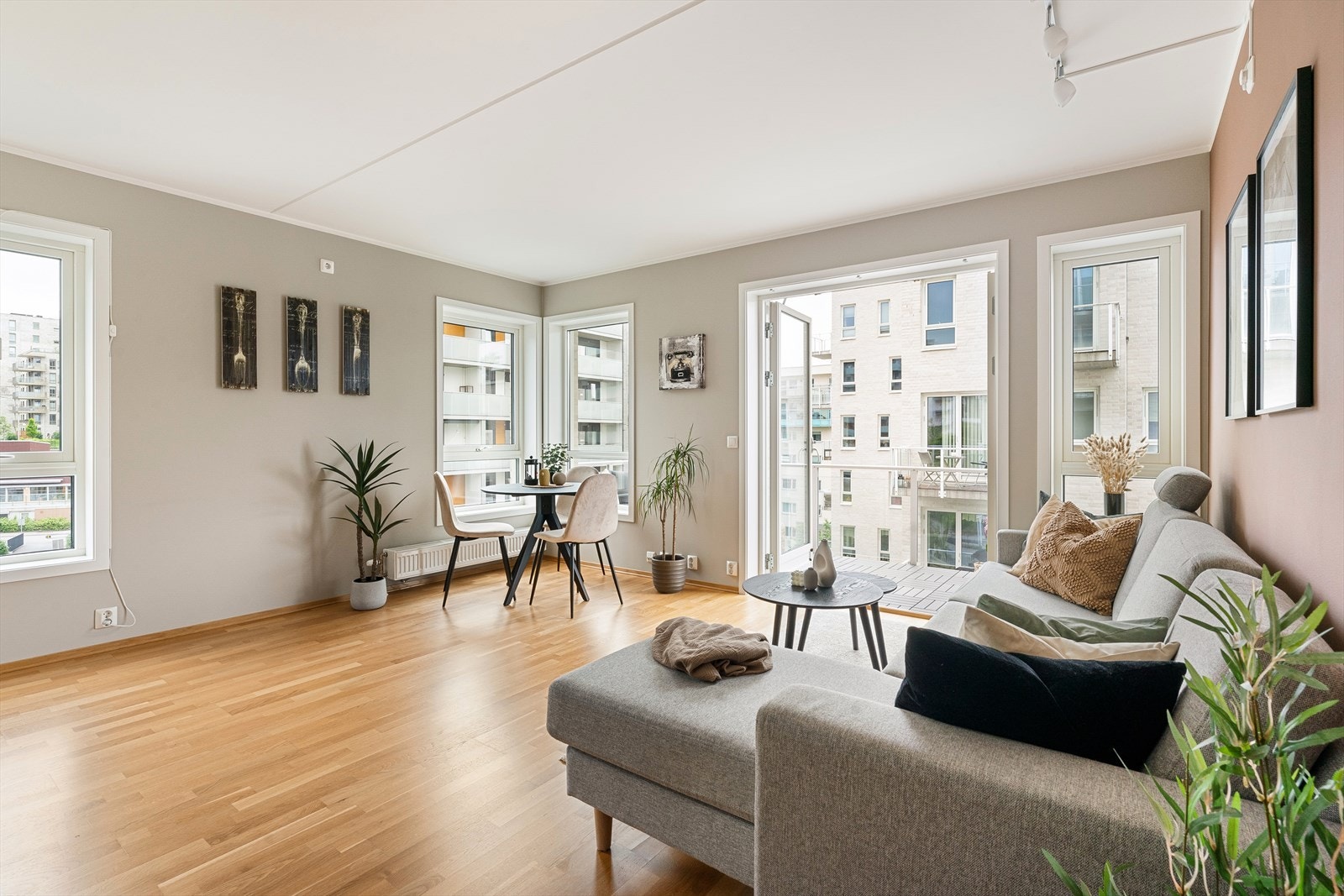 Store vindusflater som gir rommet godt med naturlig lys. Galleribilde